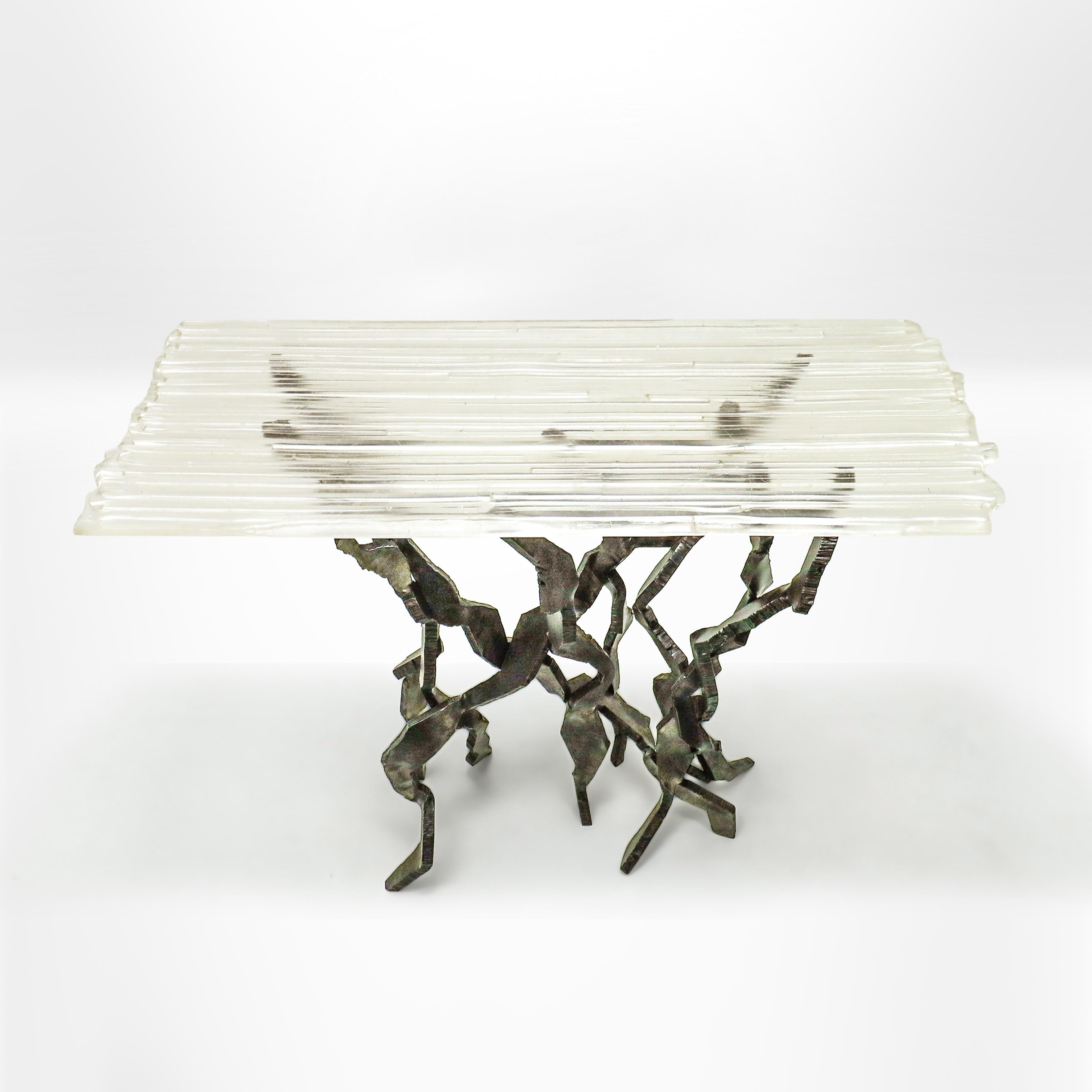 Britannique Console sculpturale unique en métal et cristal recouvert de feuilles de platine et d'or blanc. en vente