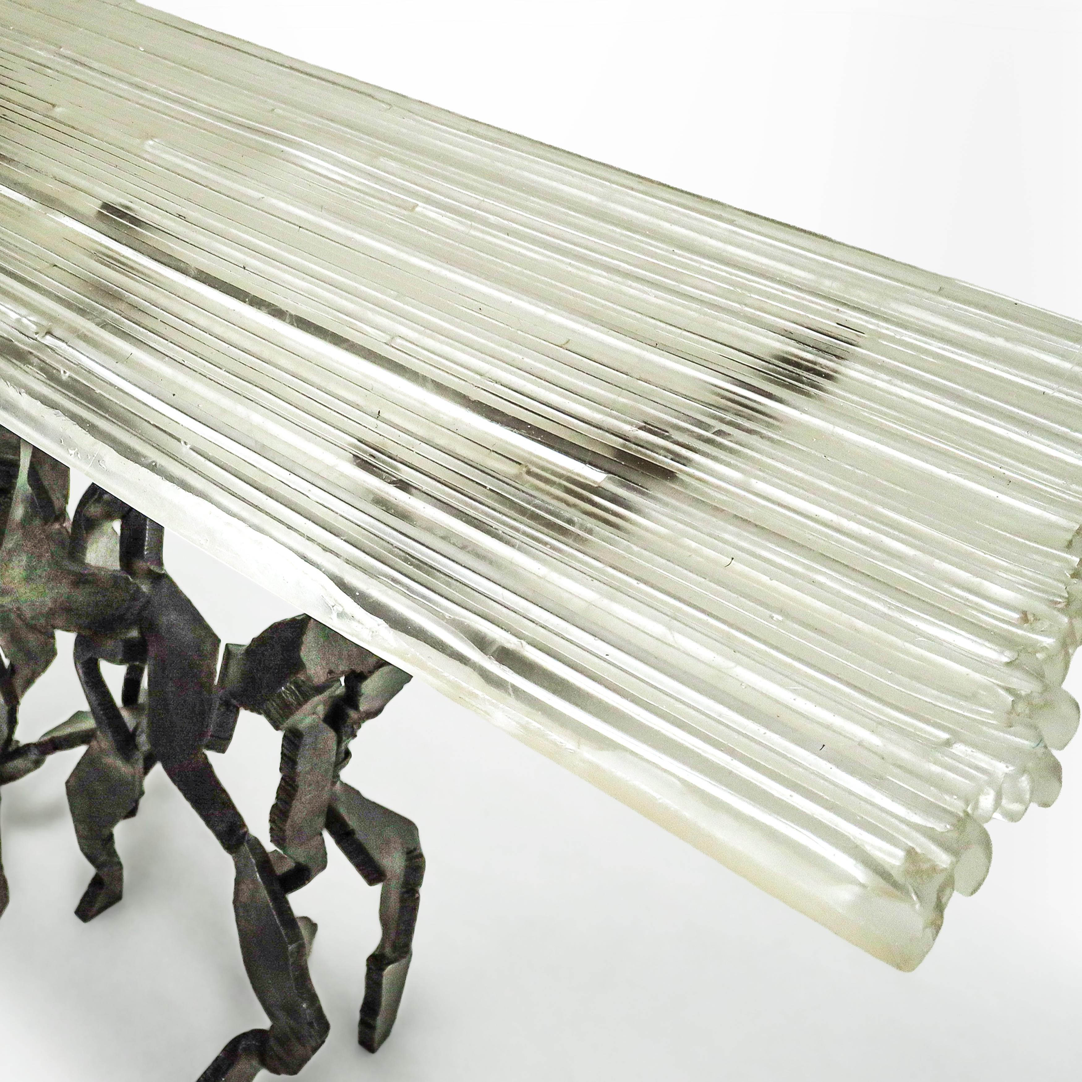 Métal Console sculpturale unique en métal et cristal recouvert de feuilles de platine et d'or blanc. en vente