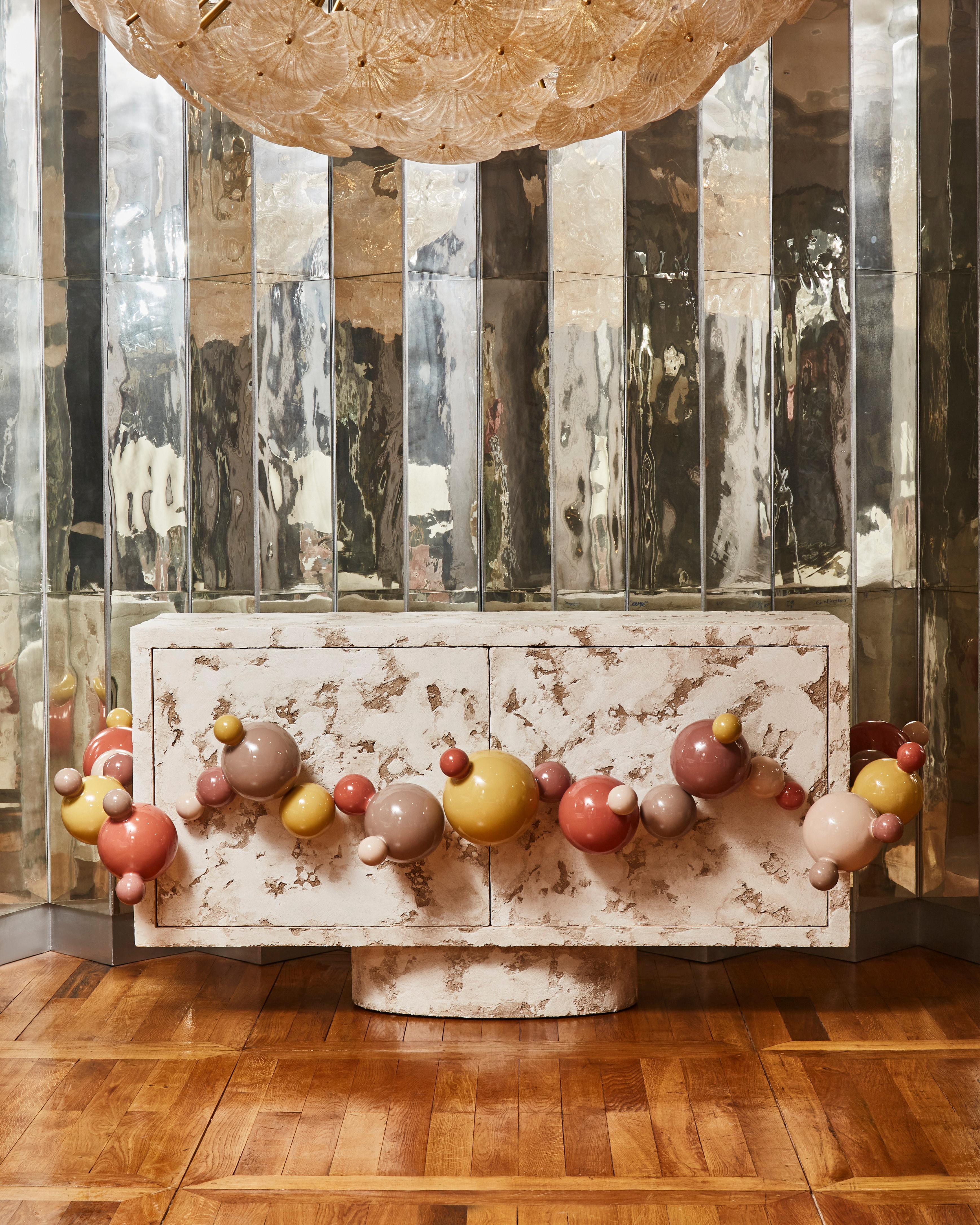 Exceptional sideboard in wood, plaster and fiberglass, adorned with lacquered metal balls. 2 doors.
Unique and signed piece by the artist Geoffroy Nicolet for Galerie Glustin.
France, 2022.
