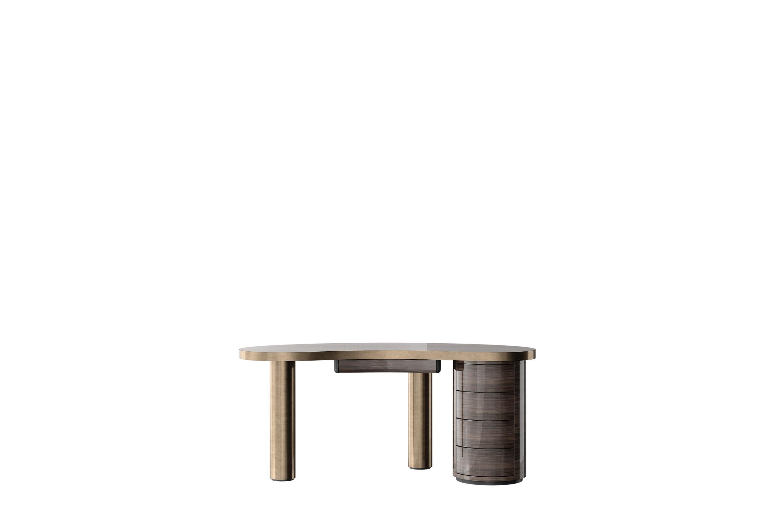 Console da scrivania Seneca di Ultramobili, unica nel suo genere
Dimensioni:  L 170 x P 80 x H 75 cm
Materiali: Struttura e gambe in metallo con finitura Cloudy Bronze.

Scrivania con piano a forma di curva, gambe a cilindro e contenitore laterale