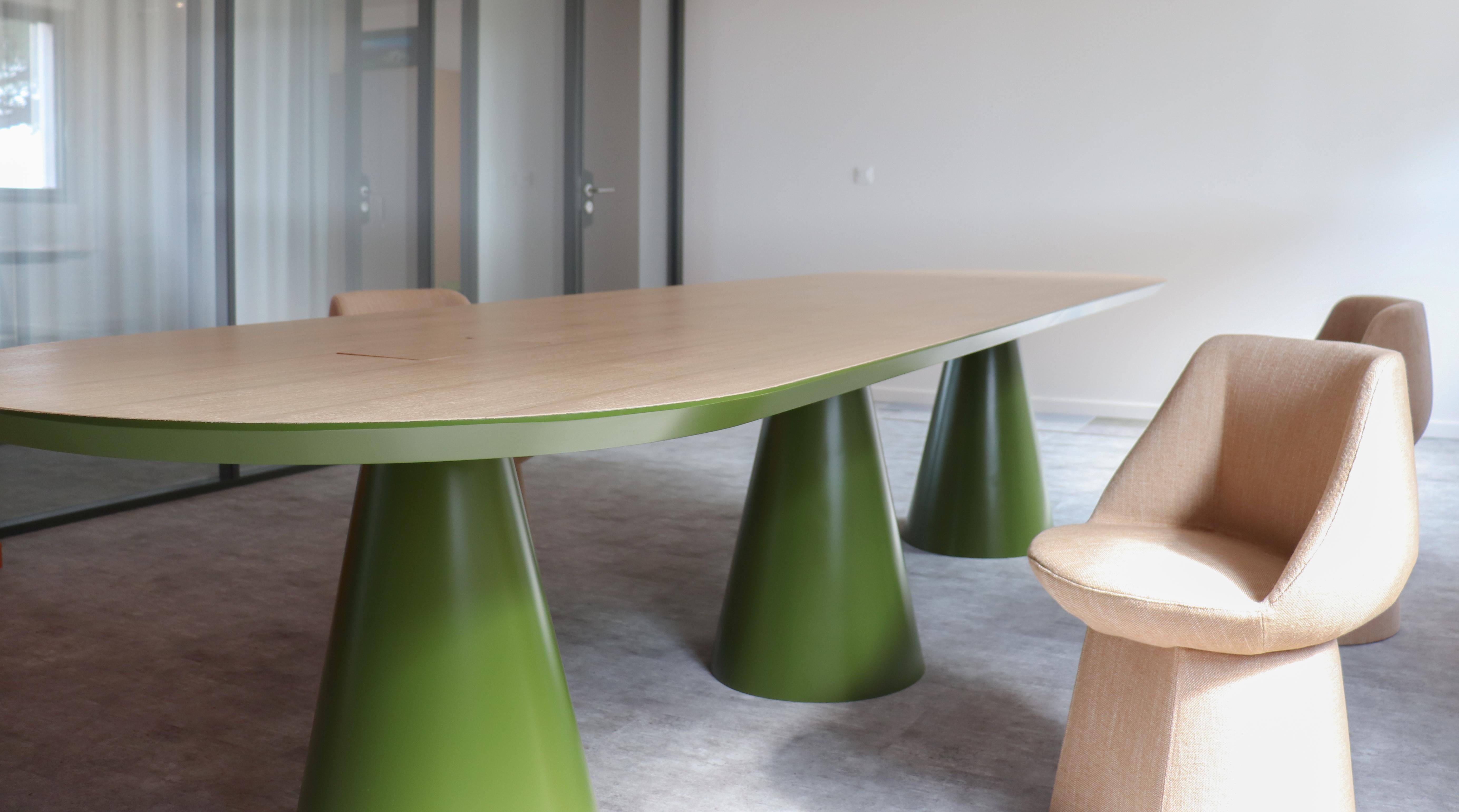Einzigartiger meeting-Tisch „Senventies“, signiert von Gigi Design (Moderne) im Angebot
