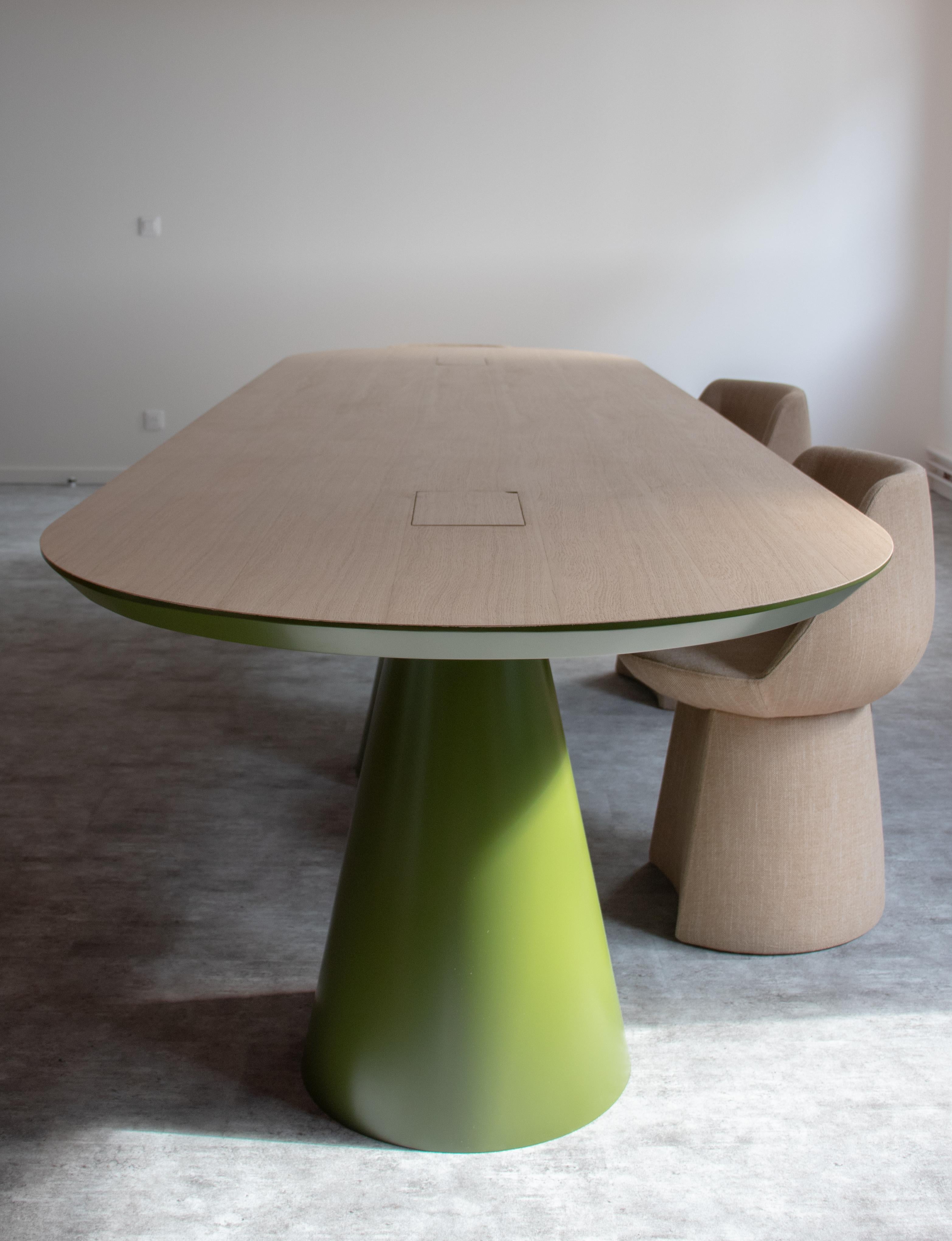 Einzigartiger meeting-Tisch „Senventies“, signiert von Gigi Design (Furnier) im Angebot