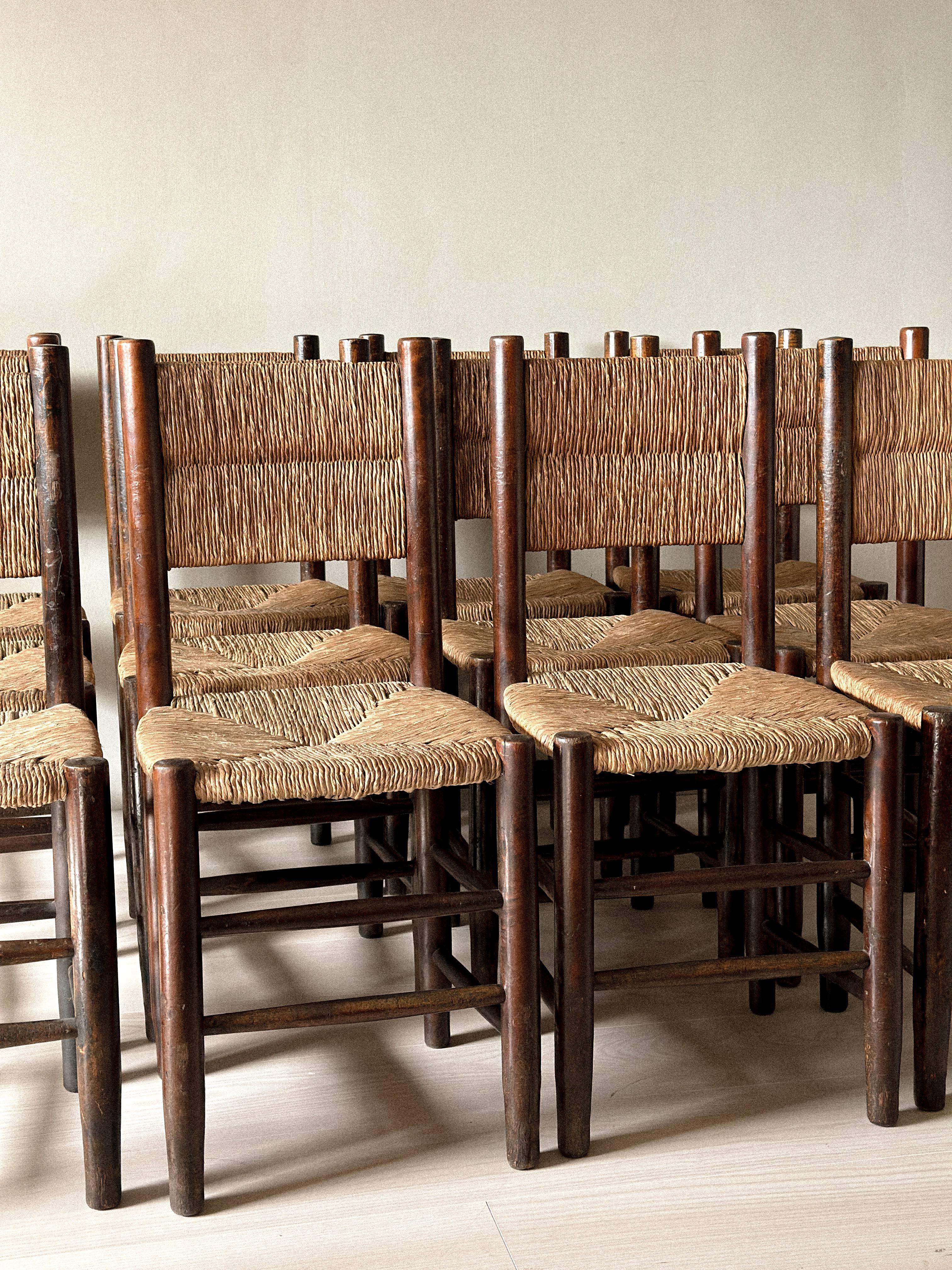 Ensemble unique de 12 chaises de salle à manger en jonc dans le goût de Charlotte Perriand, France années 1960 en vente 4