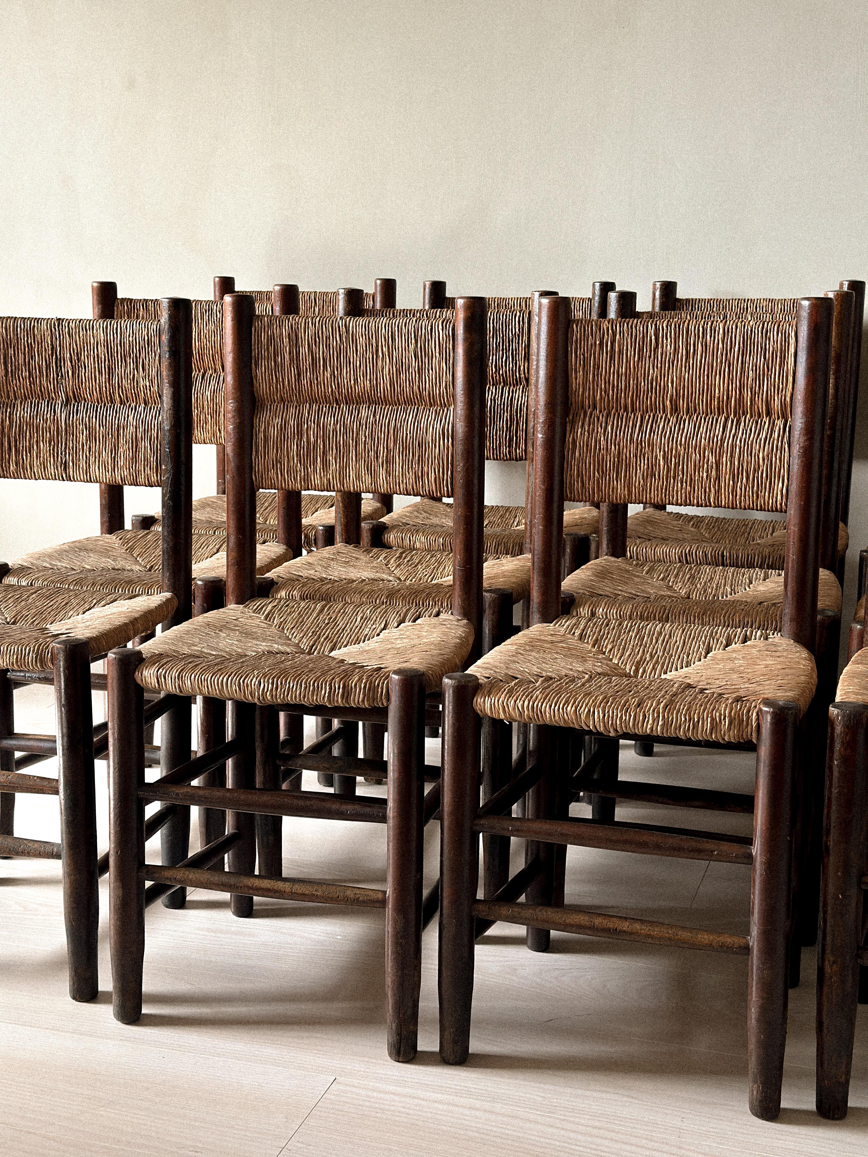 Ensemble unique de 12 chaises de salle à manger en jonc dans le goût de Charlotte Perriand, France années 1960 en vente 5