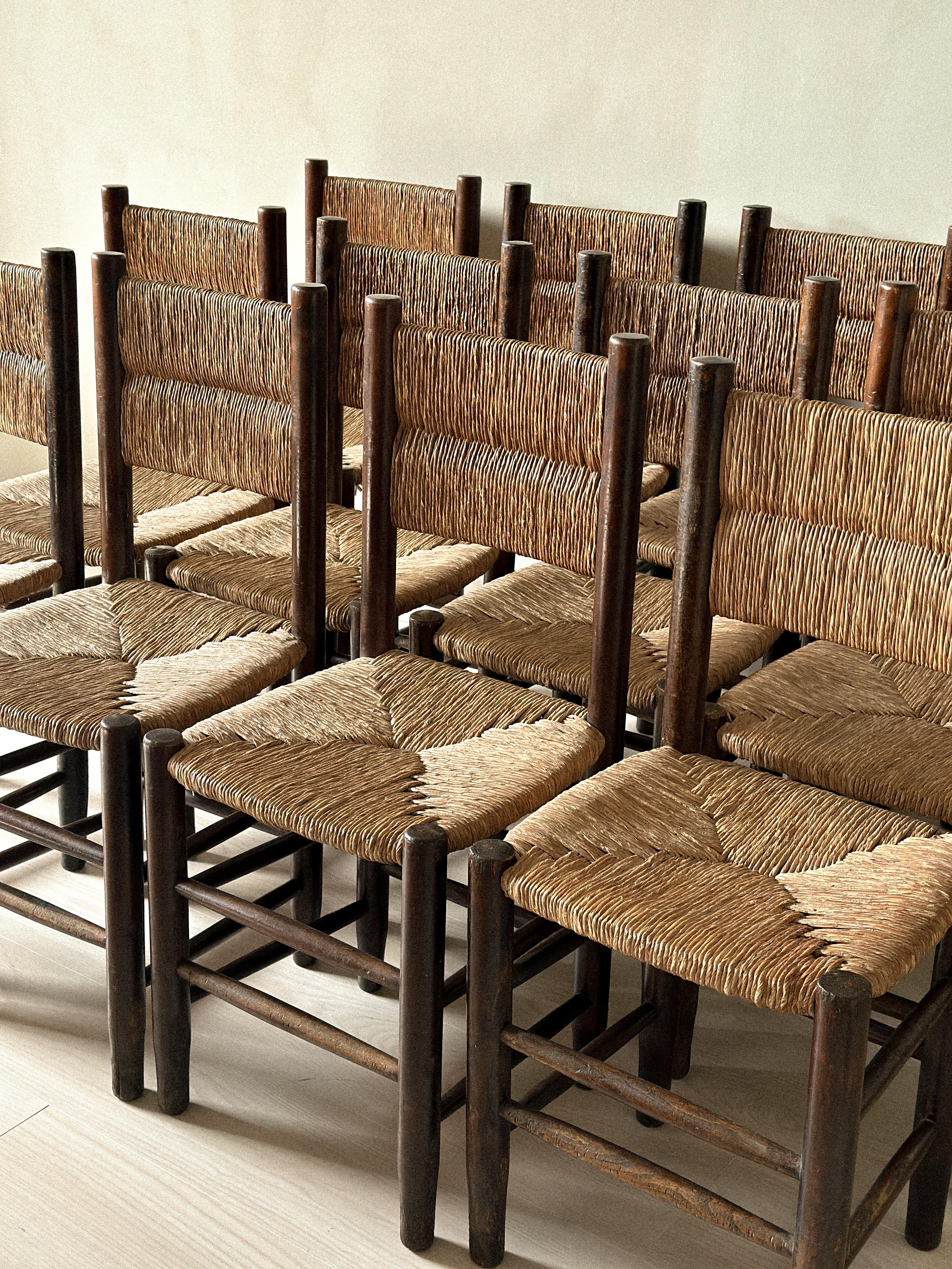 Ensemble unique de 12 chaises de salle à manger en jonc dans le goût de Charlotte Perriand, France années 1960 en vente 6