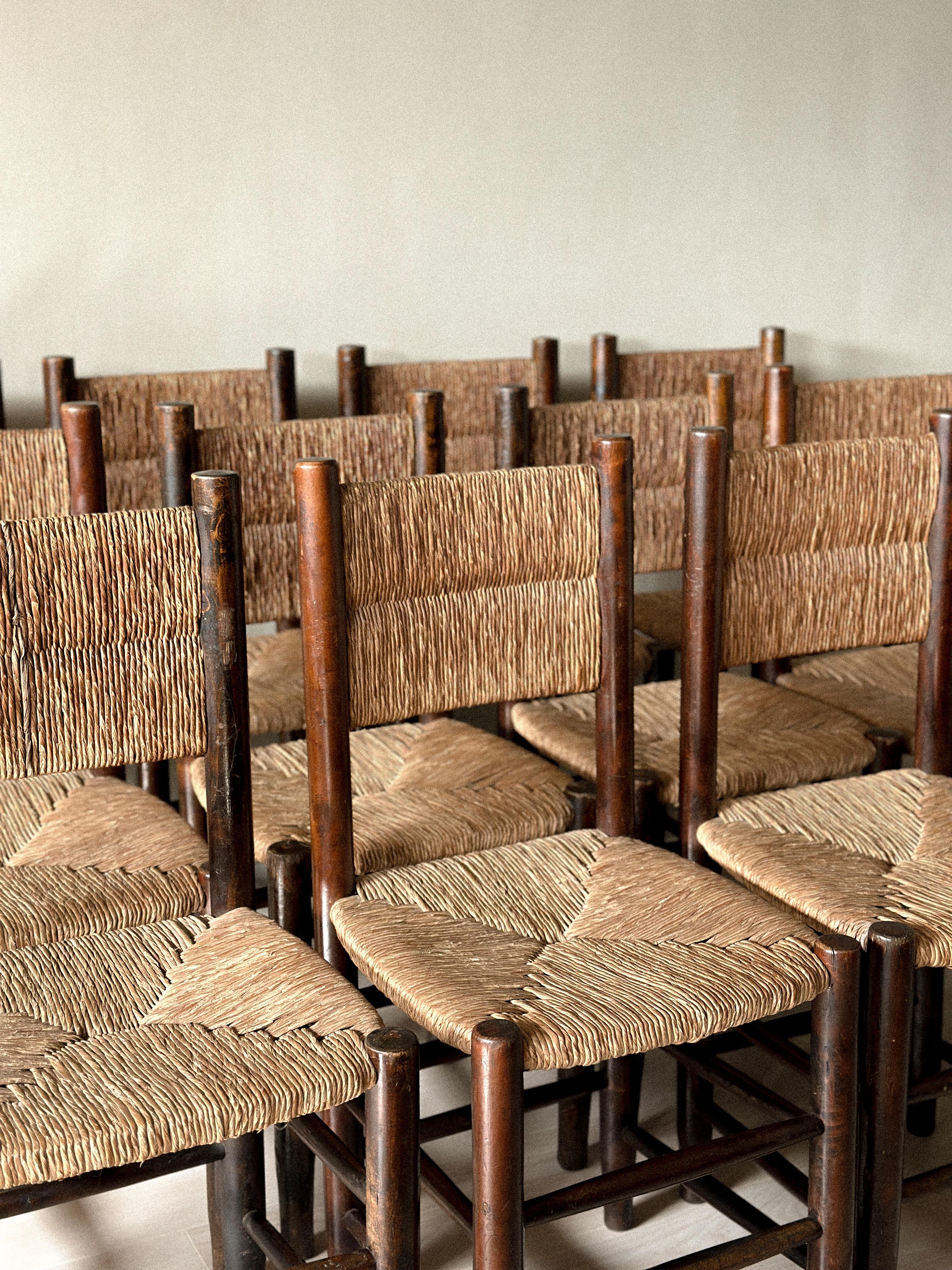 Ensemble unique de 12 chaises de salle à manger en jonc dans le goût de Charlotte Perriand, France années 1960 en vente 7