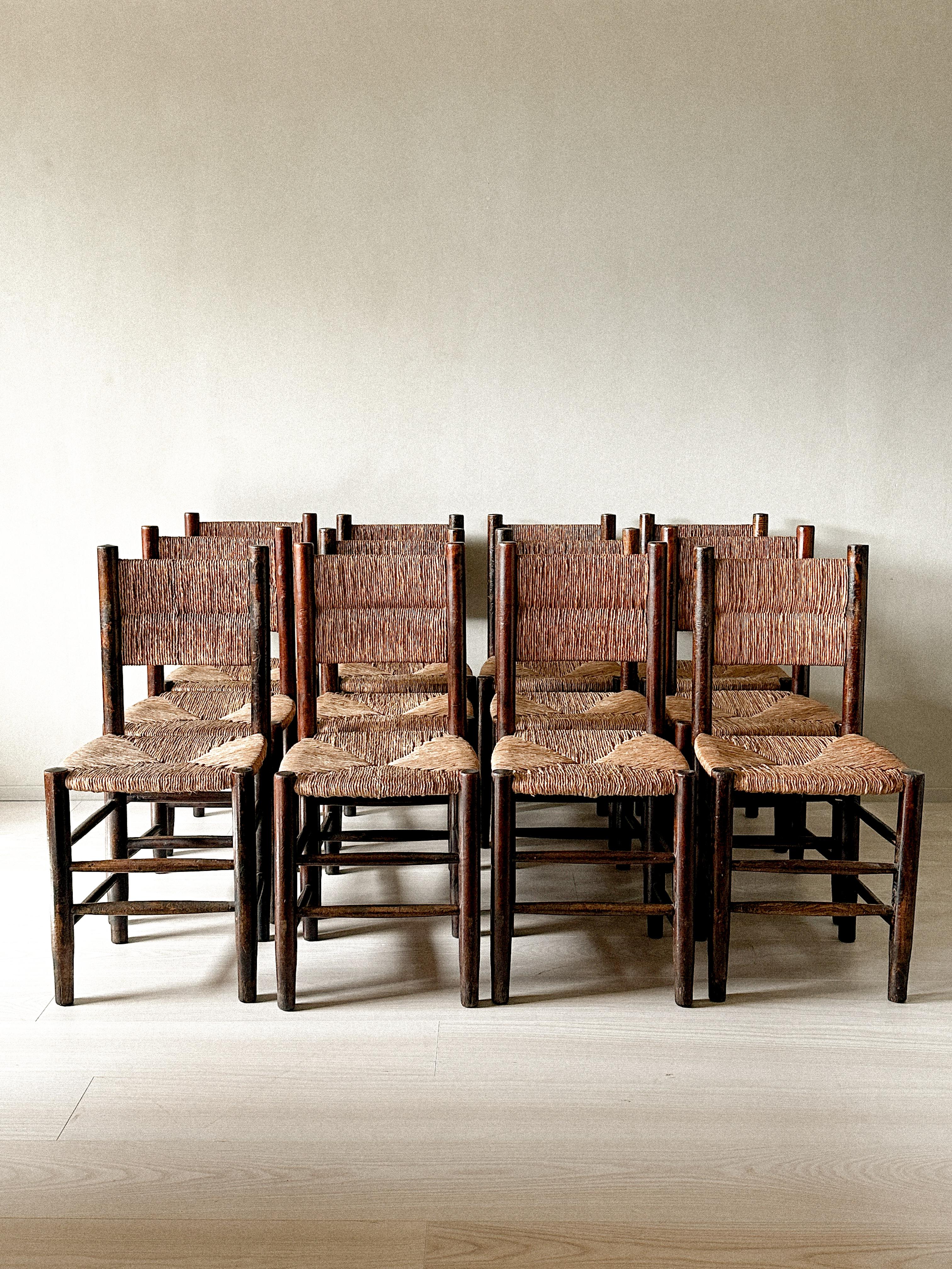 Ensemble unique de 12 chaises de salle à manger en jonc dans le goût de Charlotte Perriand, France années 1960 en vente 8
