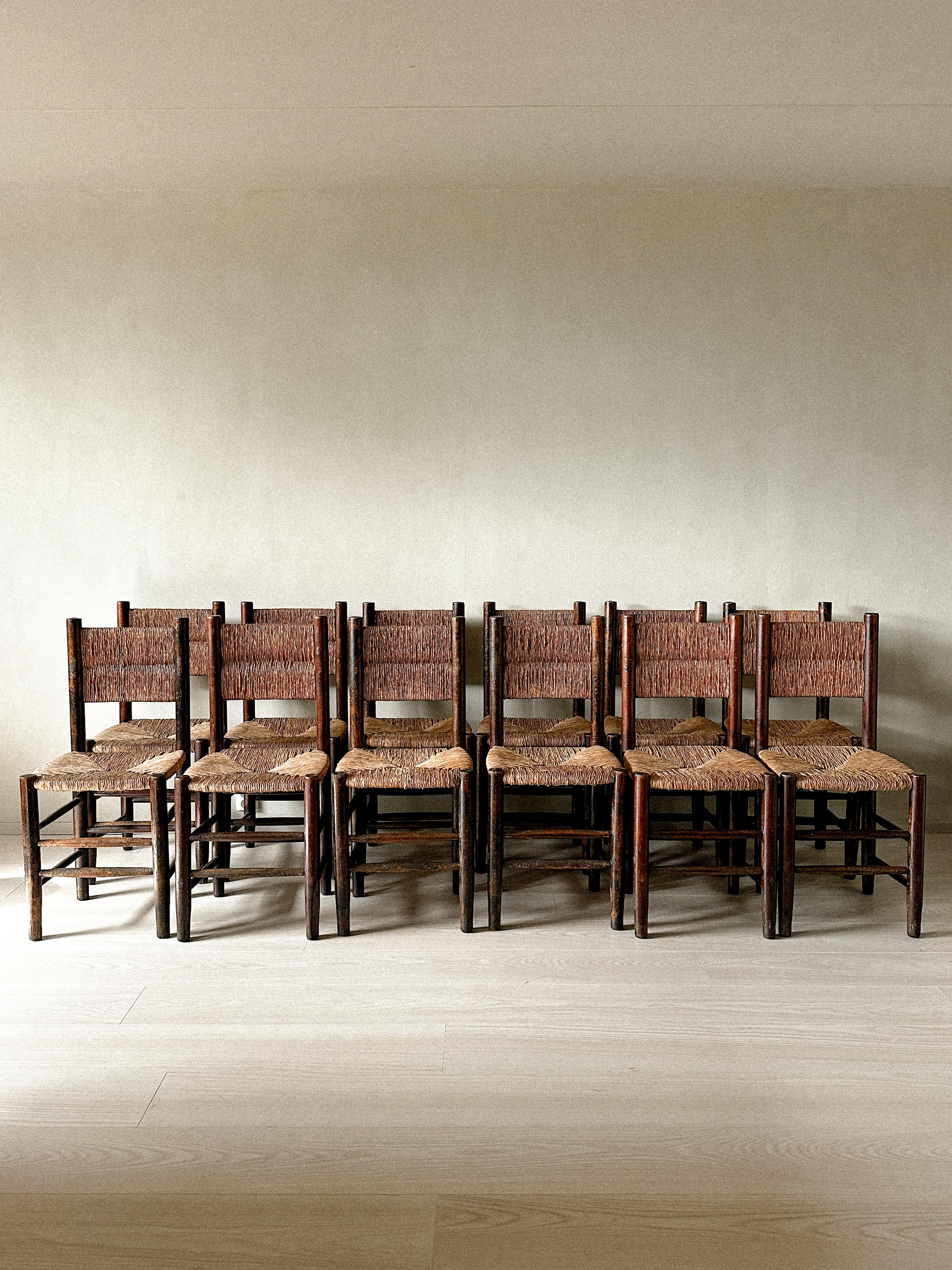 Ensemble unique de 12 chaises de salle à manger en jonc dans le goût de Charlotte Perriand, France années 1960 en vente 9