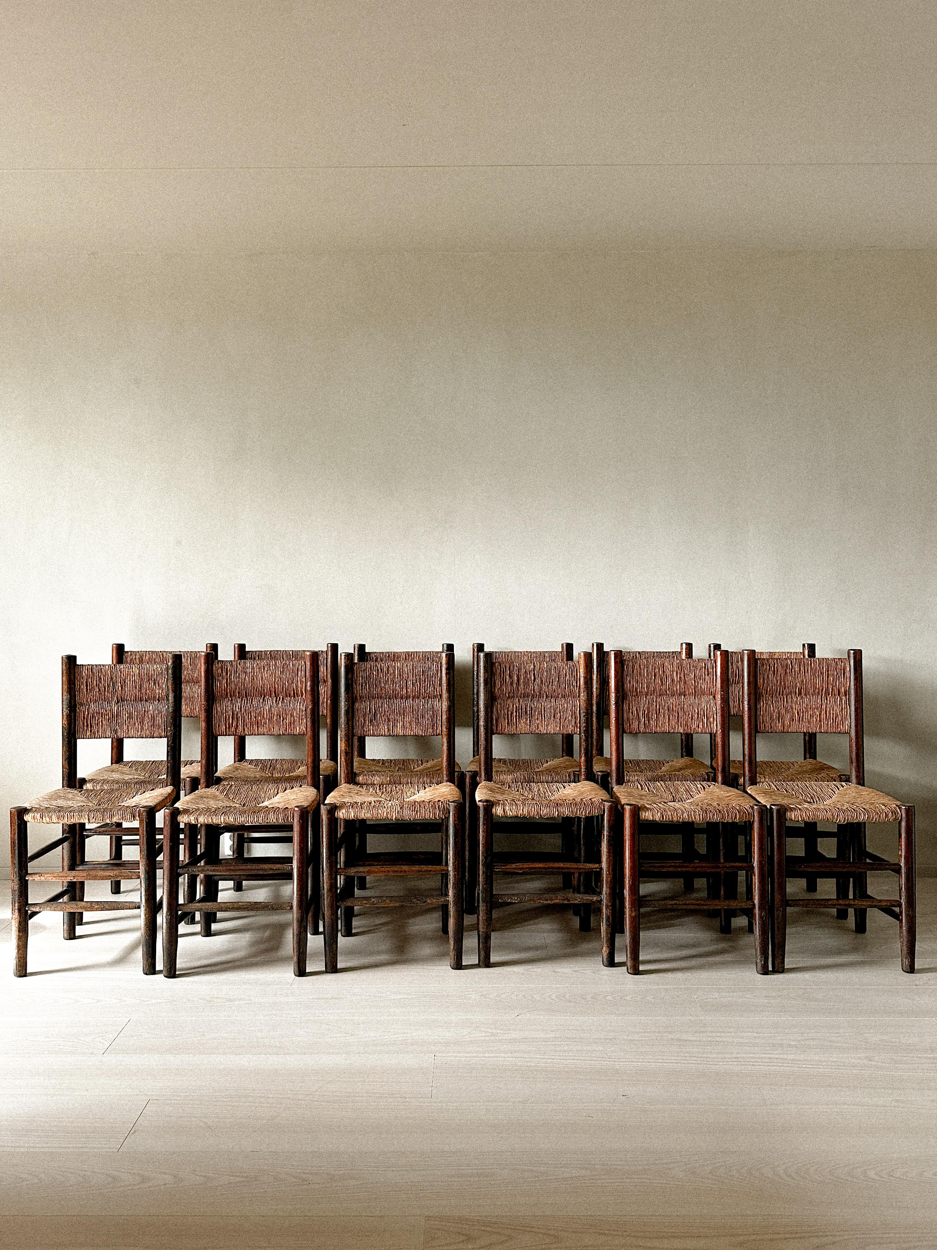 Ensemble unique de 12 chaises de salle à manger en jonc dans le goût de Charlotte Perriand, France années 1960 en vente 10