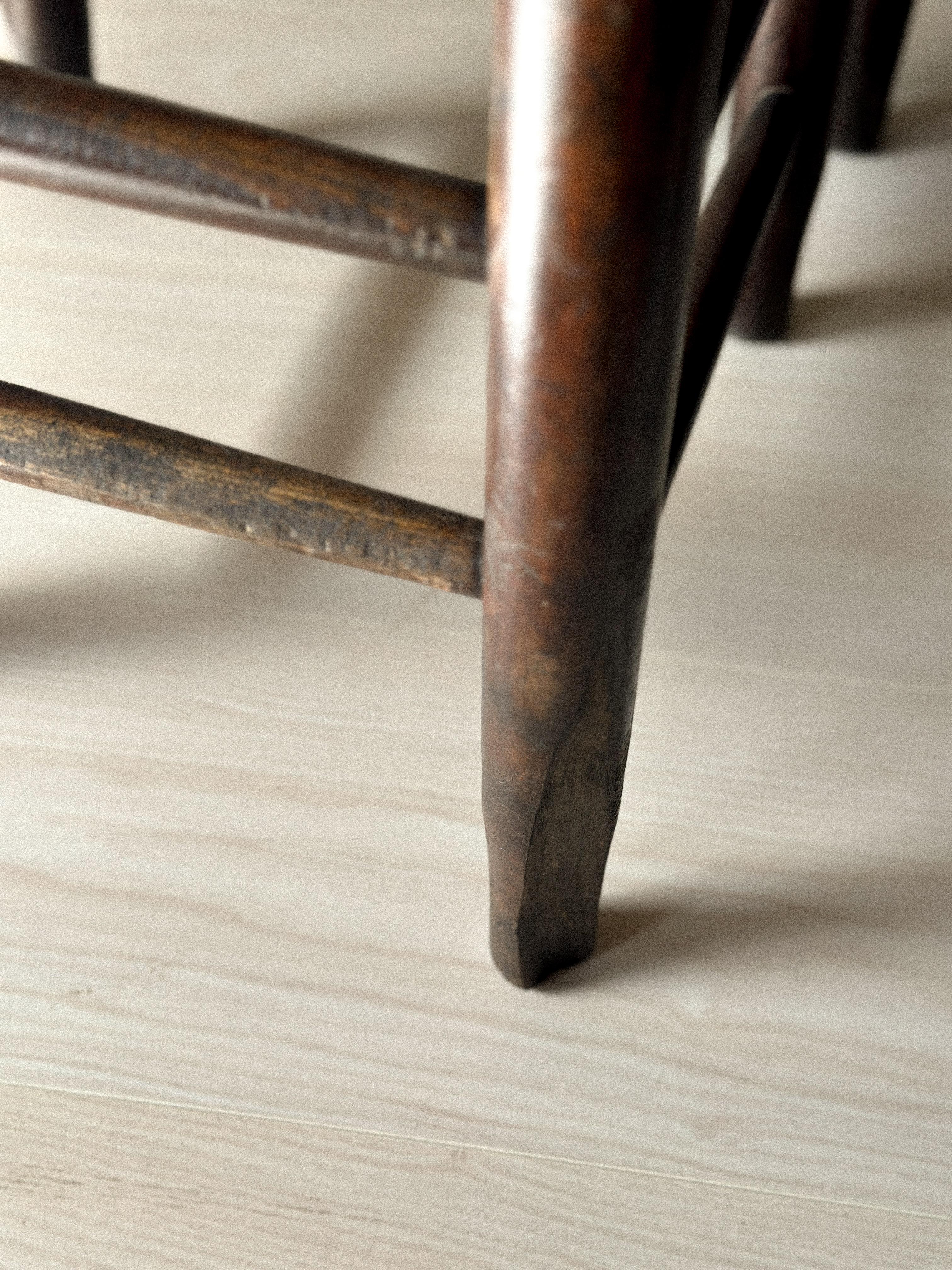 Ensemble unique de 12 chaises de salle à manger en jonc dans le goût de Charlotte Perriand, France années 1960 en vente 11