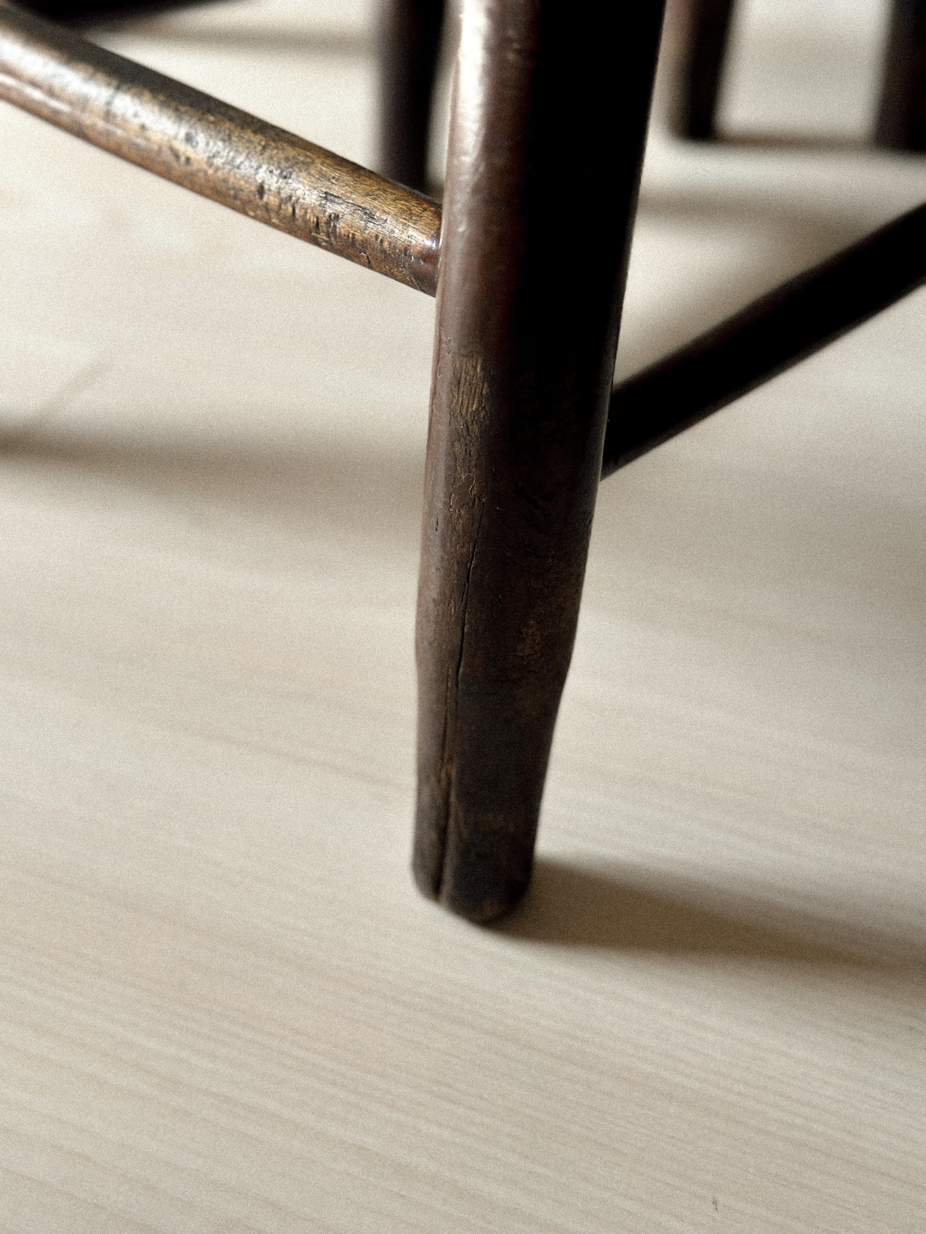 Ensemble unique de 12 chaises de salle à manger en jonc dans le goût de Charlotte Perriand, France années 1960 en vente 12