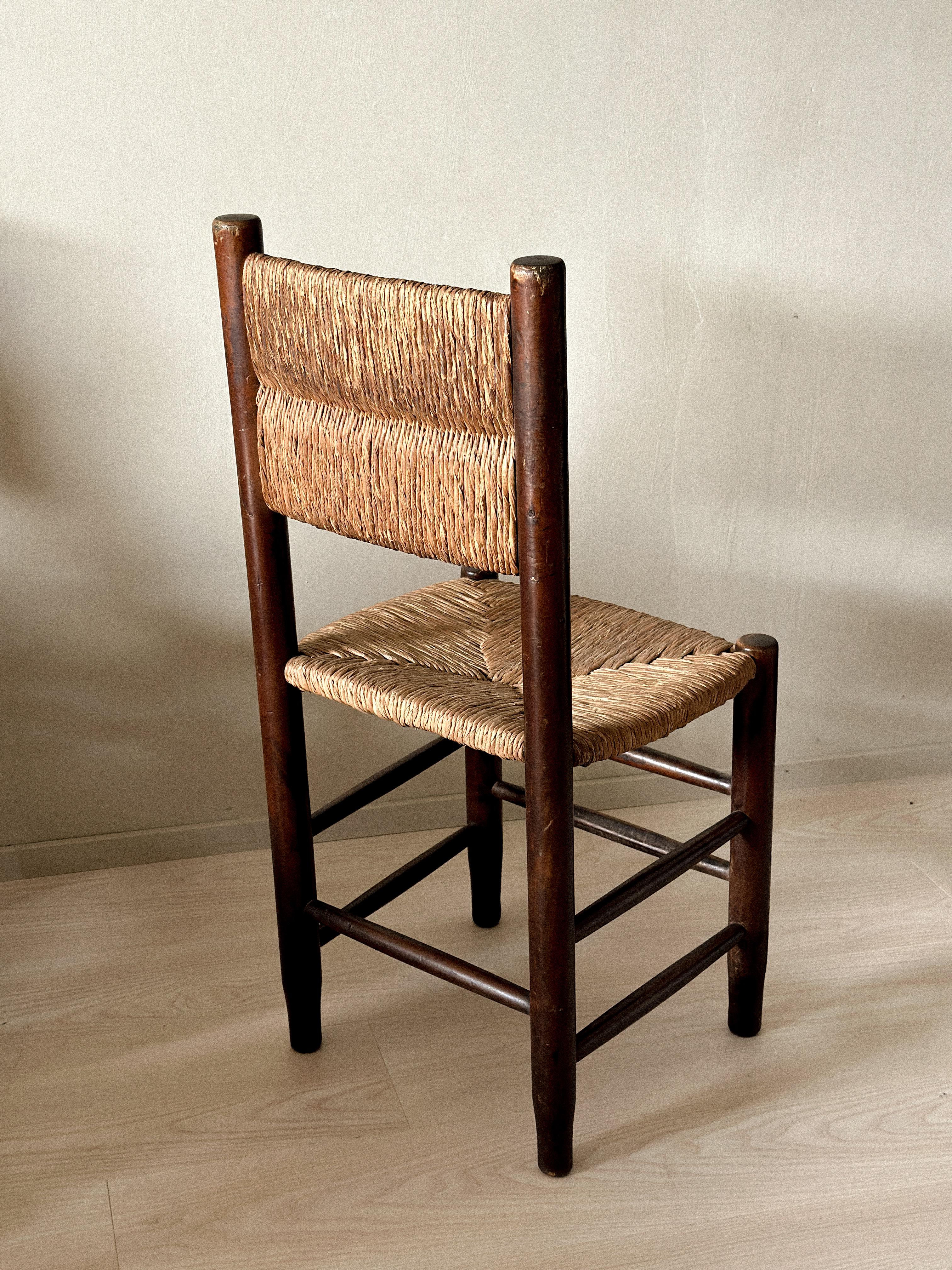 Mid-Century Modern Ensemble unique de 12 chaises de salle à manger en jonc dans le goût de Charlotte Perriand, France années 1960 en vente