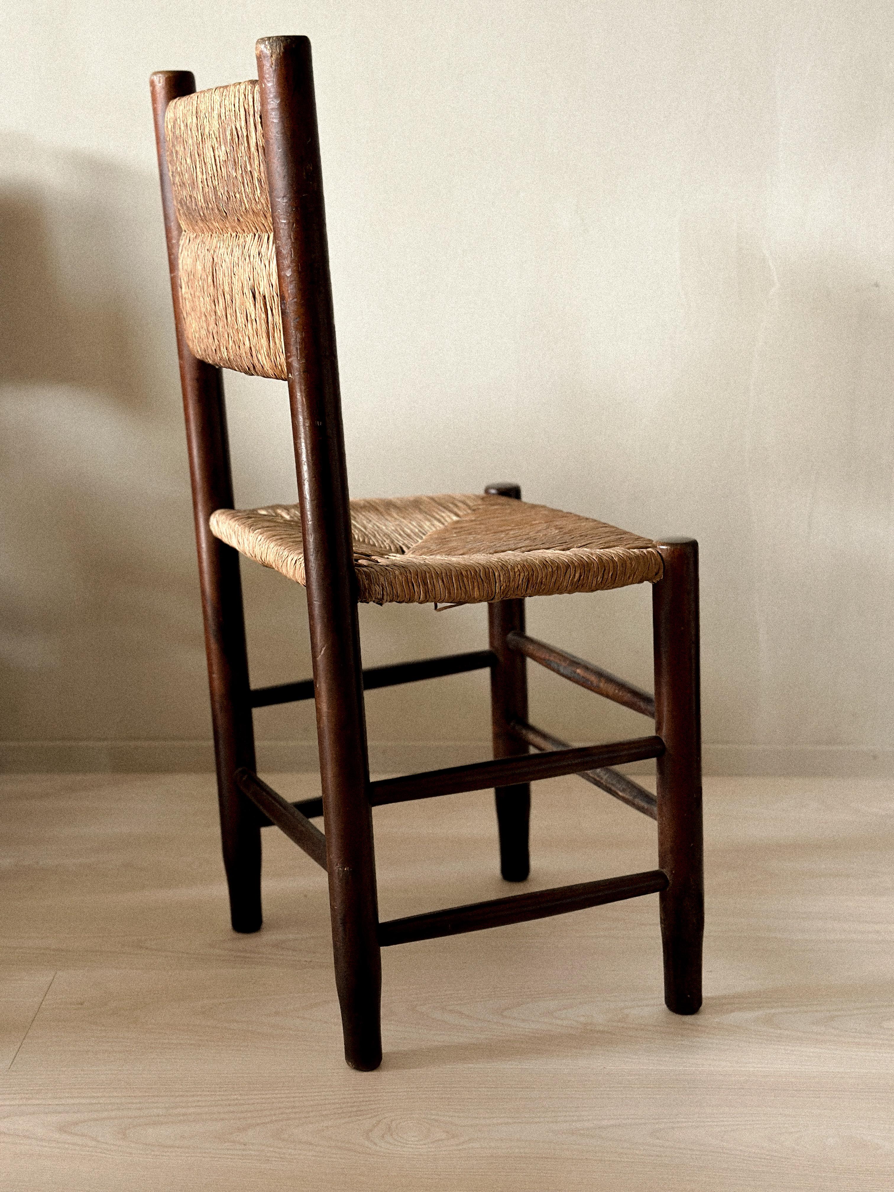 Ensemble unique de 12 chaises de salle à manger en jonc dans le goût de Charlotte Perriand, France années 1960 Bon état - En vente à Hønefoss, 30
