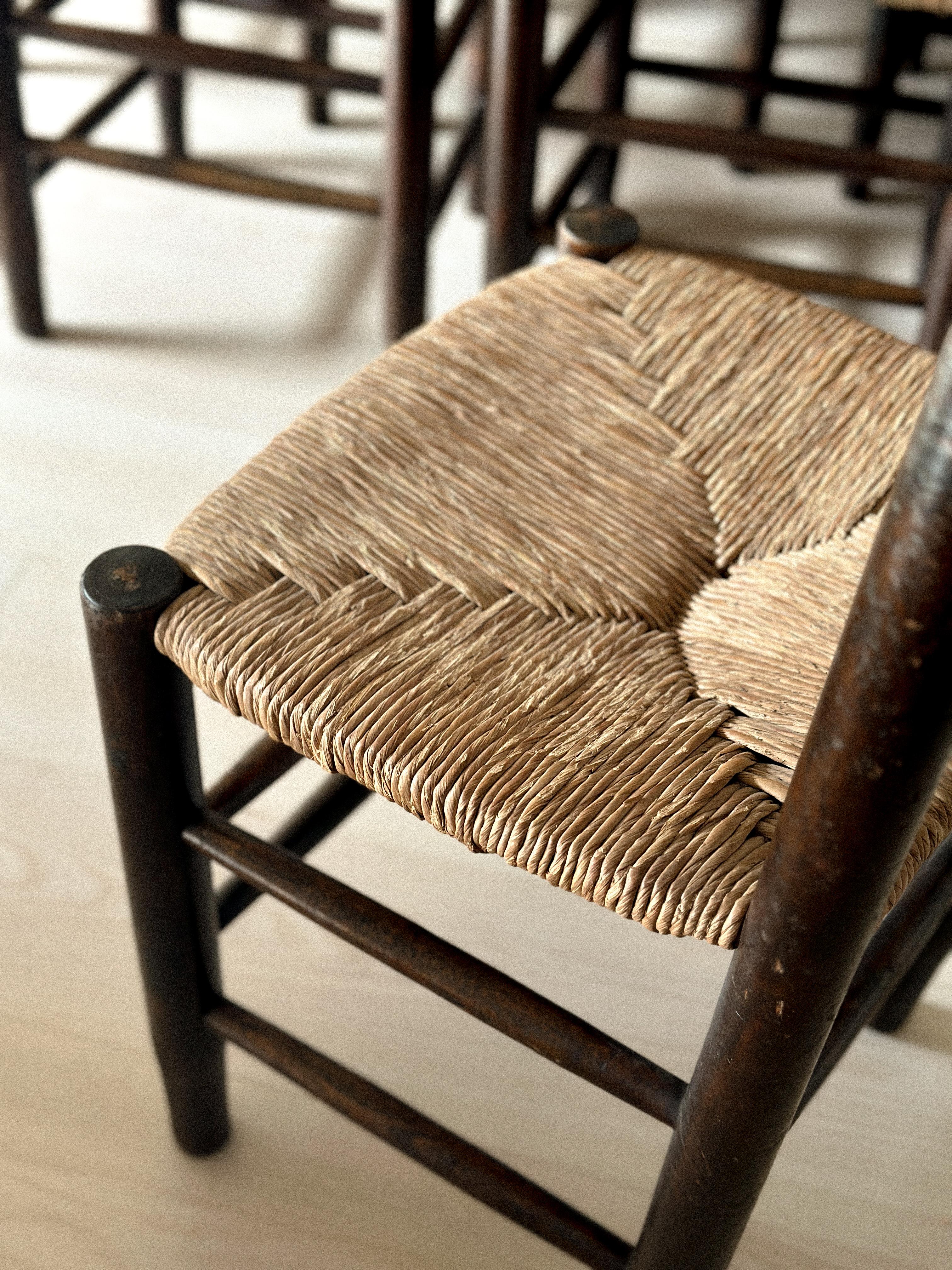 Ensemble unique de 12 chaises de salle à manger en jonc dans le goût de Charlotte Perriand, France années 1960 en vente 1