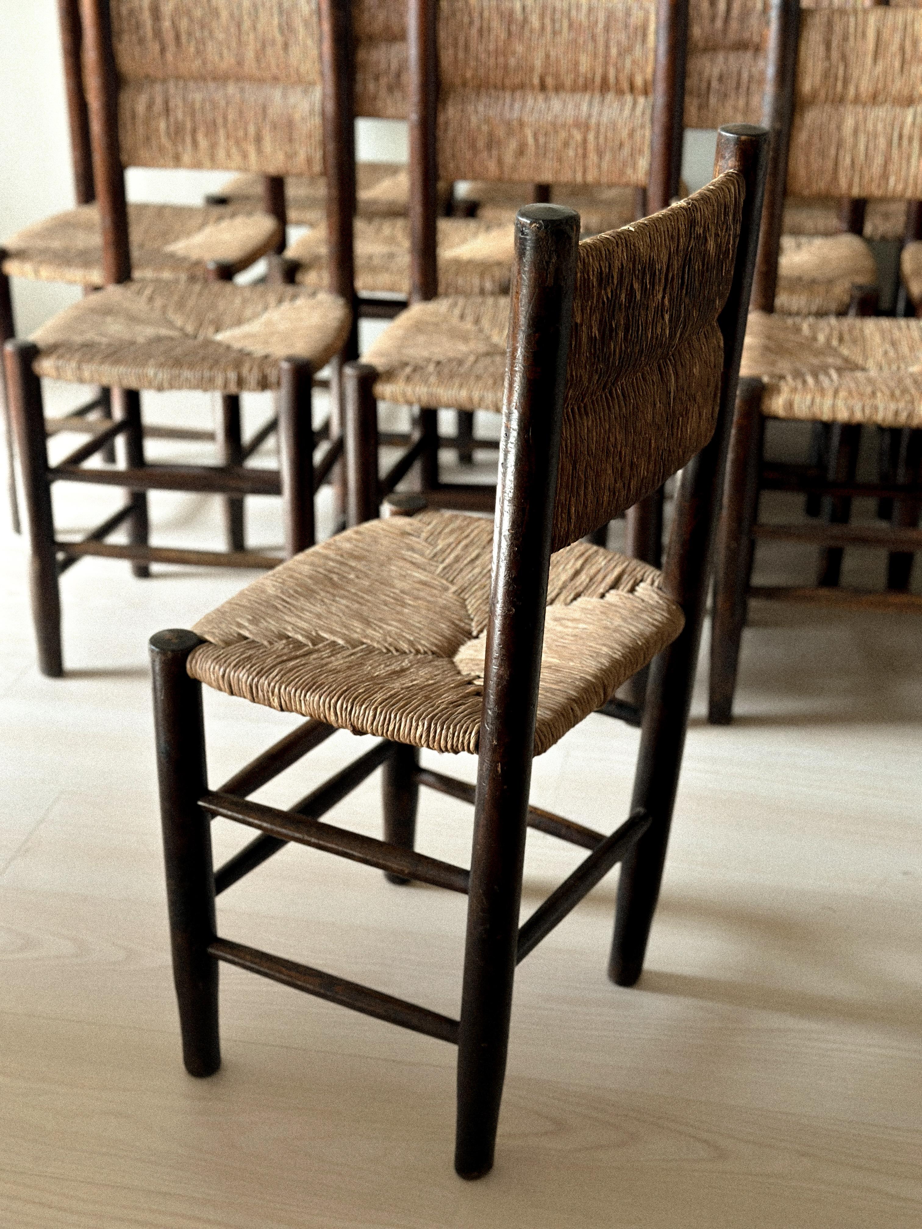 Ensemble unique de 12 chaises de salle à manger en jonc dans le goût de Charlotte Perriand, France années 1960 en vente 2
