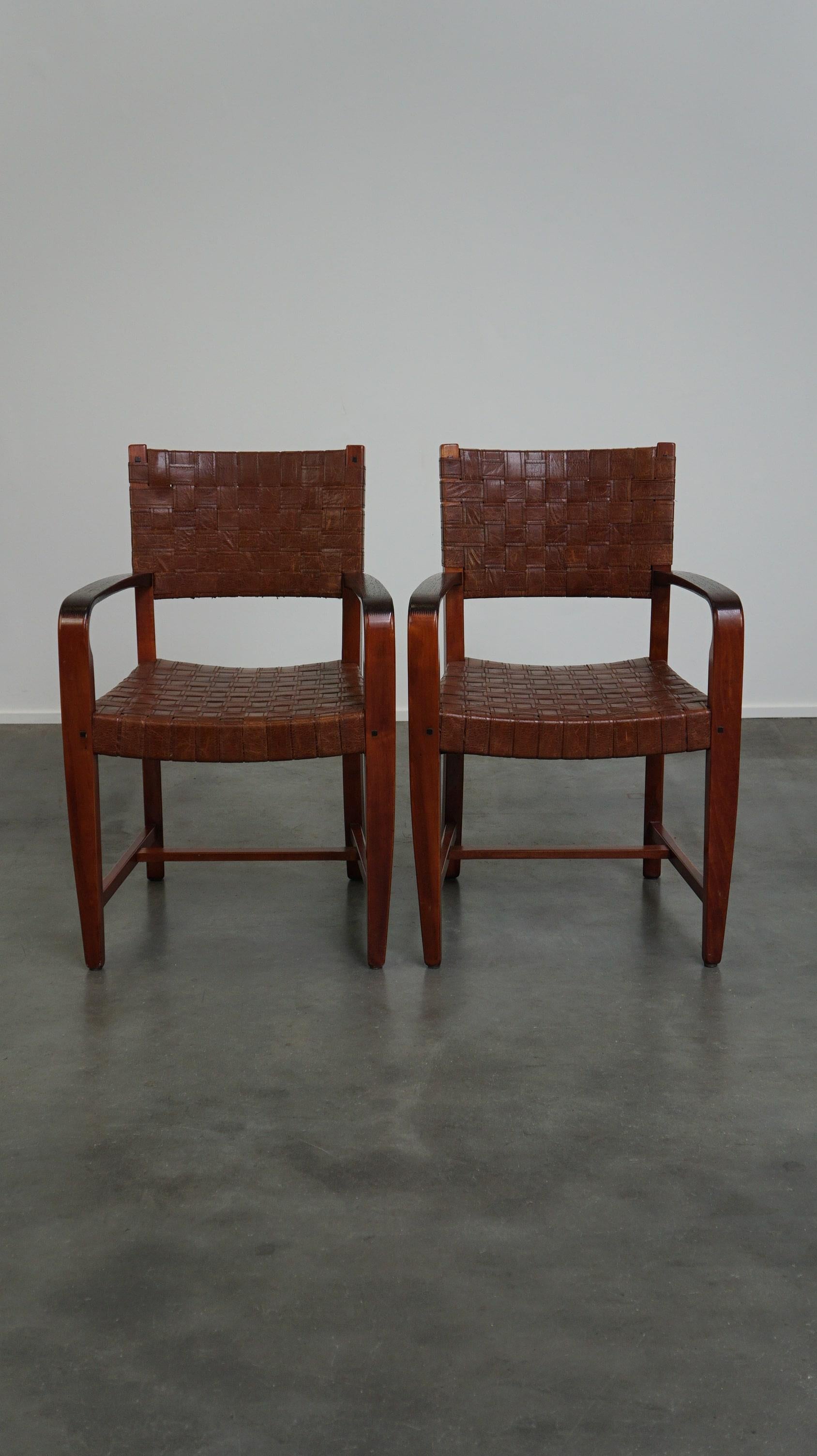 Offert ce lot unique de 2 chaises shaker design Shakers avec assise et dossier en cuir tressé.

Ce magnifique ensemble de 2 chaises design provient de la marque néerlandaise haut de gamme Schuitema et fait partie de la série shaker. Les chaises ont