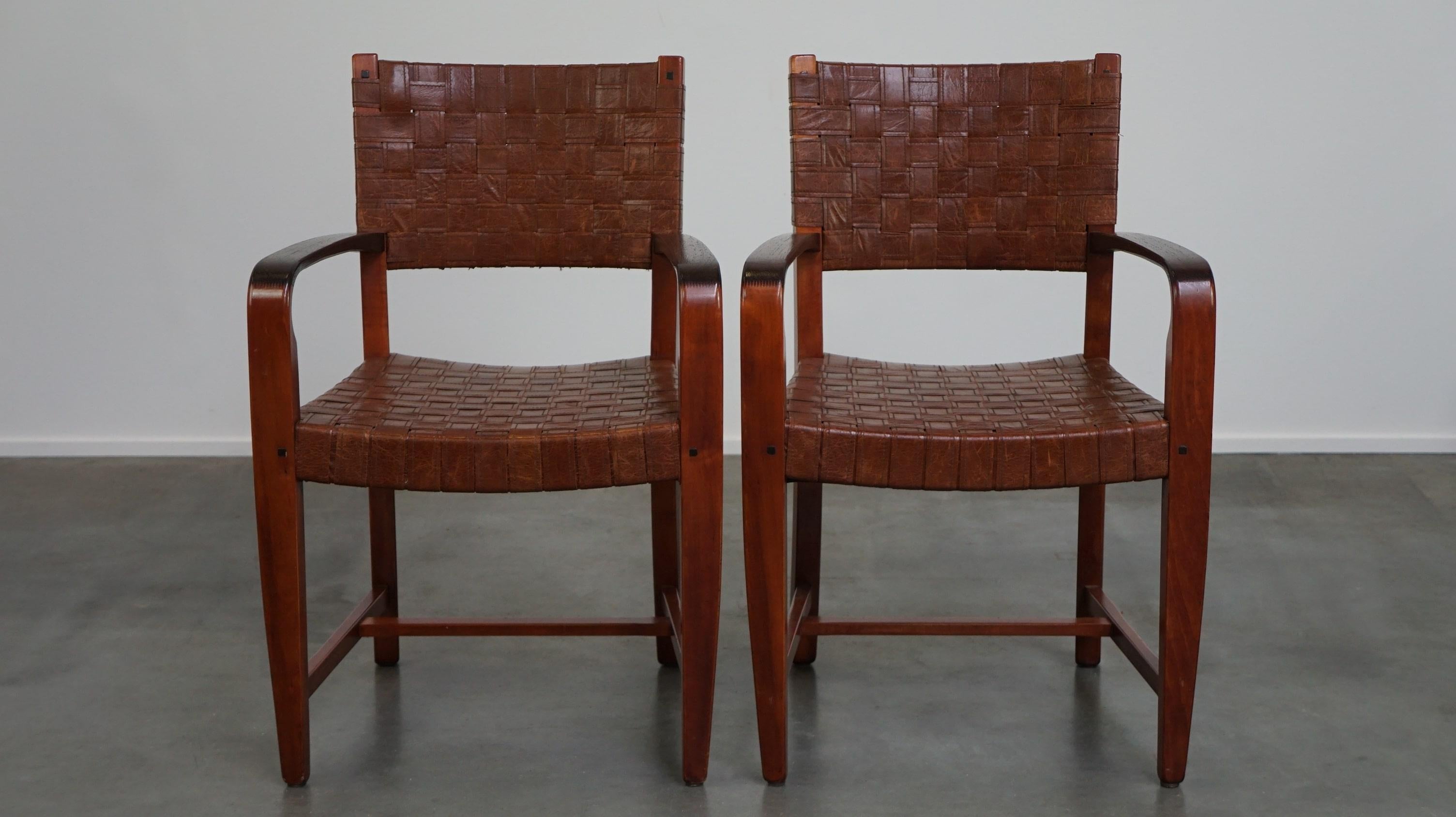 Néerlandais Ensemble unique de 2 chaises shaker au design Schuitema avec sièges en cuir tissé en vente