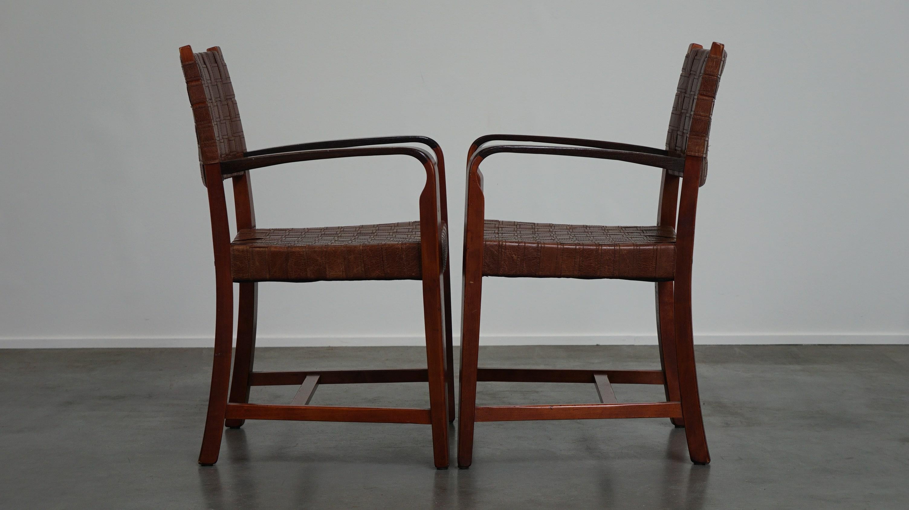 Fait main Ensemble unique de 2 chaises shaker au design Schuitema avec sièges en cuir tissé en vente