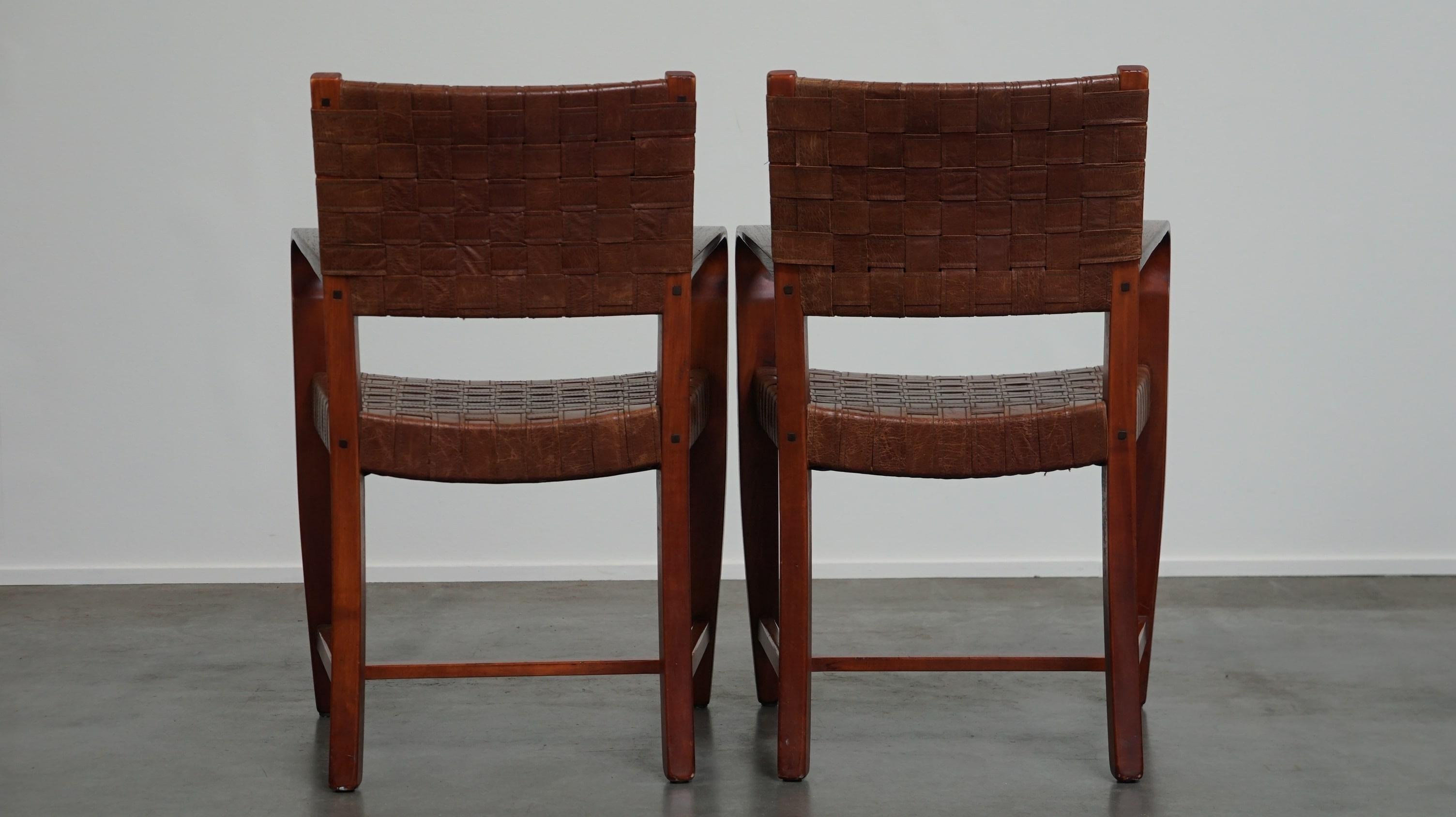 Ensemble unique de 2 chaises shaker au design Schuitema avec sièges en cuir tissé Bon état - En vente à Harderwijk, NL