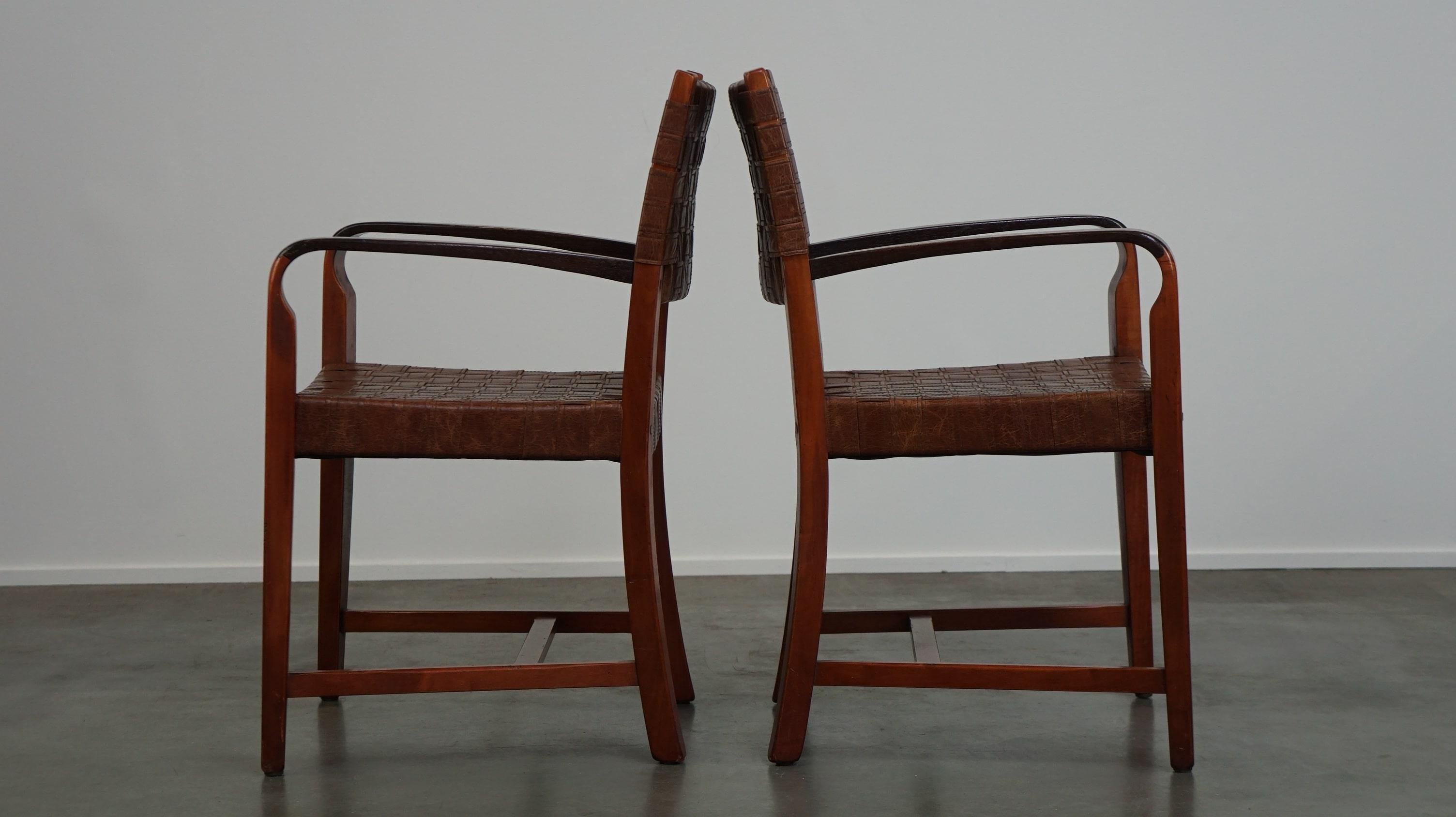 20ième siècle Ensemble unique de 2 chaises shaker au design Schuitema avec sièges en cuir tissé en vente