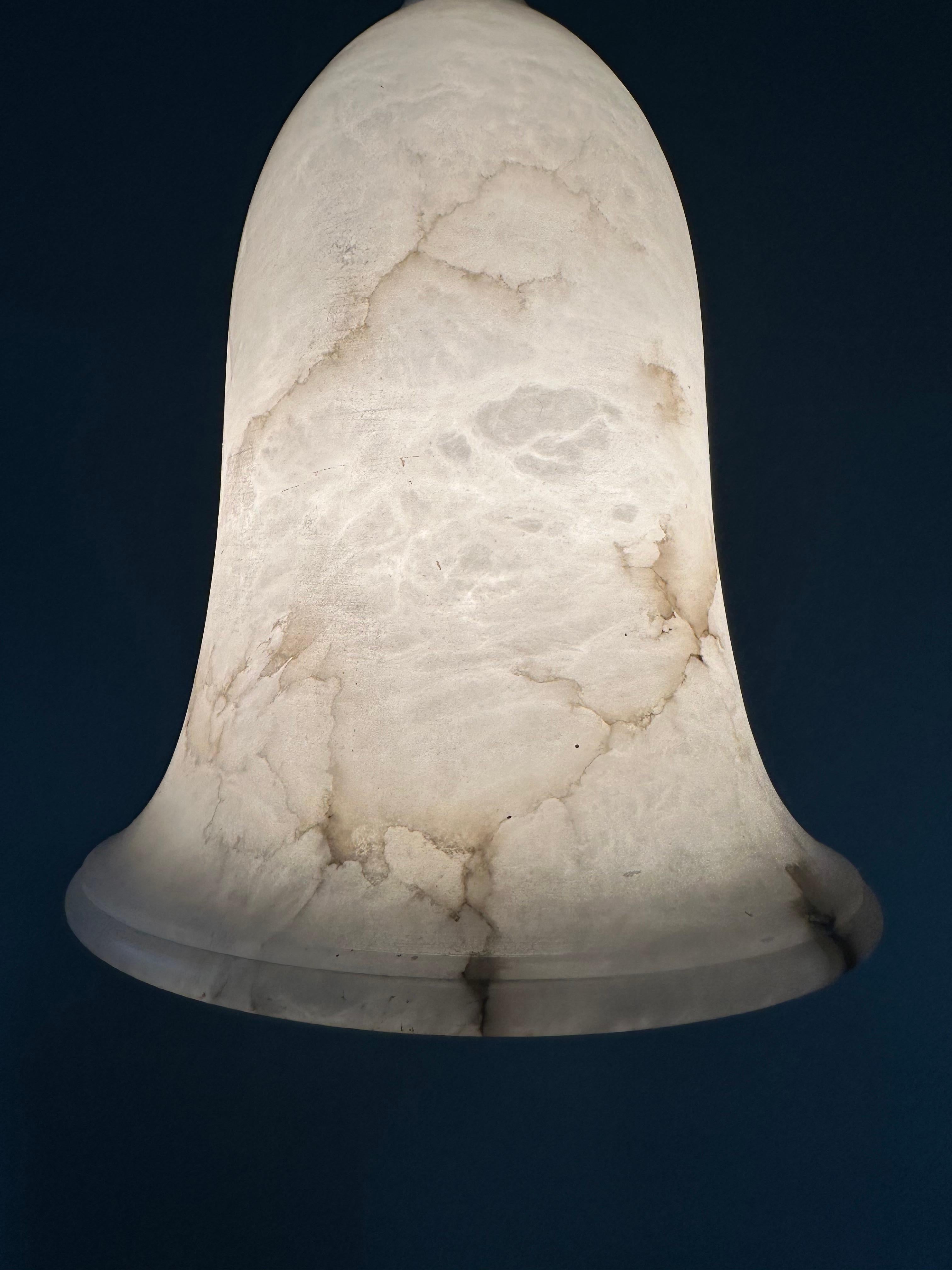 Ensemble unique de 3 grandes lampes à suspension en albâtre blanc de style Art déco du milieu du siècle dernier en vente 2