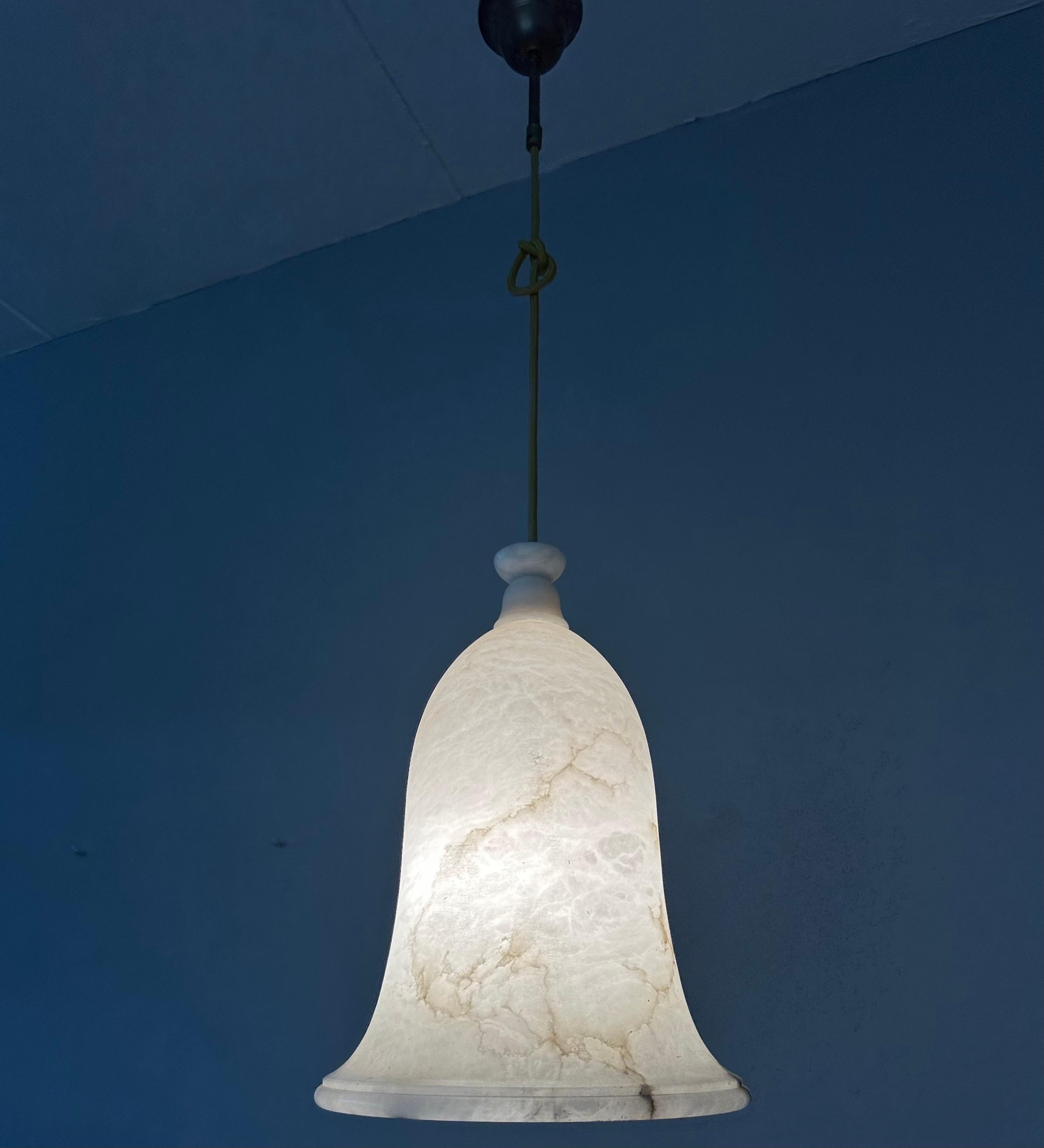 Ensemble unique de 3 grandes lampes à suspension en albâtre blanc de style Art déco du milieu du siècle dernier en vente 3