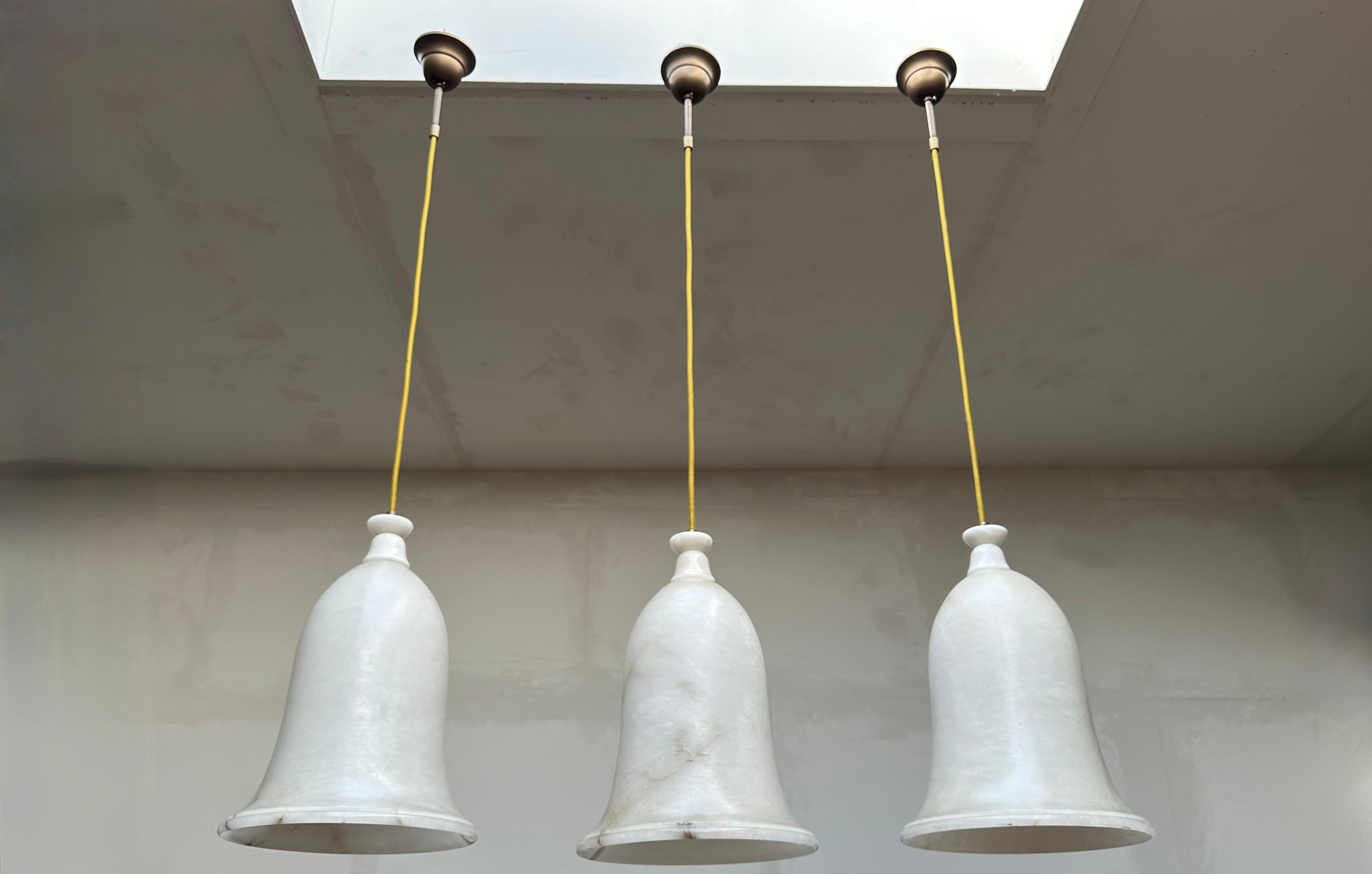 Ensemble unique de 3 grandes lampes à suspension en albâtre blanc de style Art déco du milieu du siècle dernier en vente 8