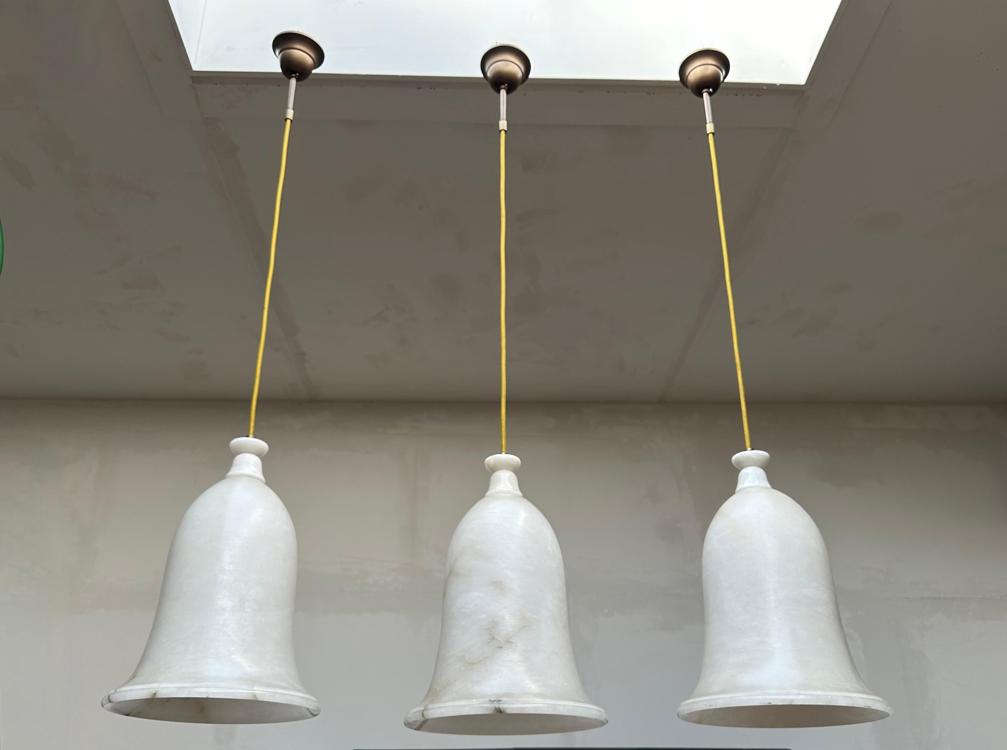 Ensemble unique de 3 grandes lampes à suspension en albâtre blanc de style Art déco du milieu du siècle dernier en vente 9