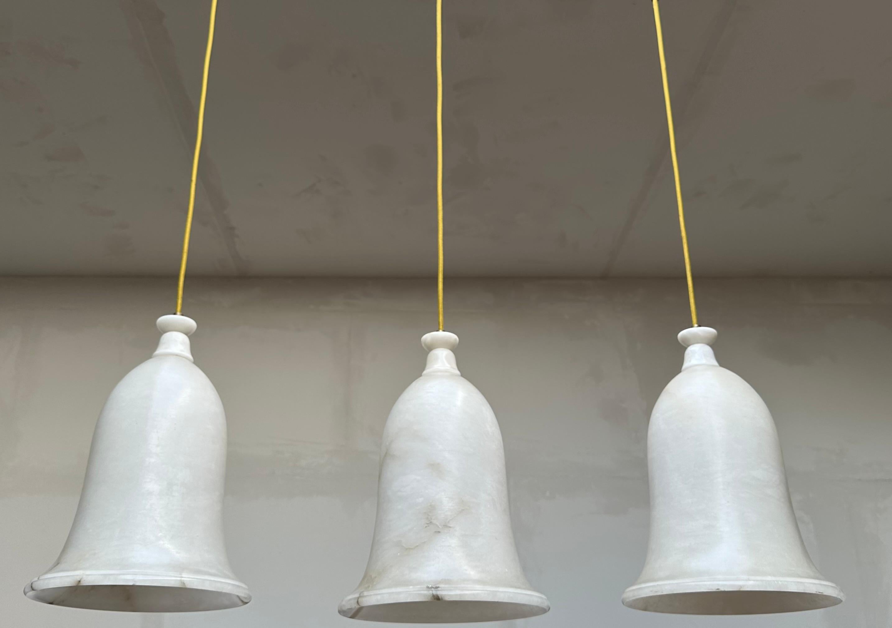 Européen Ensemble unique de 3 grandes lampes à suspension en albâtre blanc de style Art déco du milieu du siècle dernier en vente