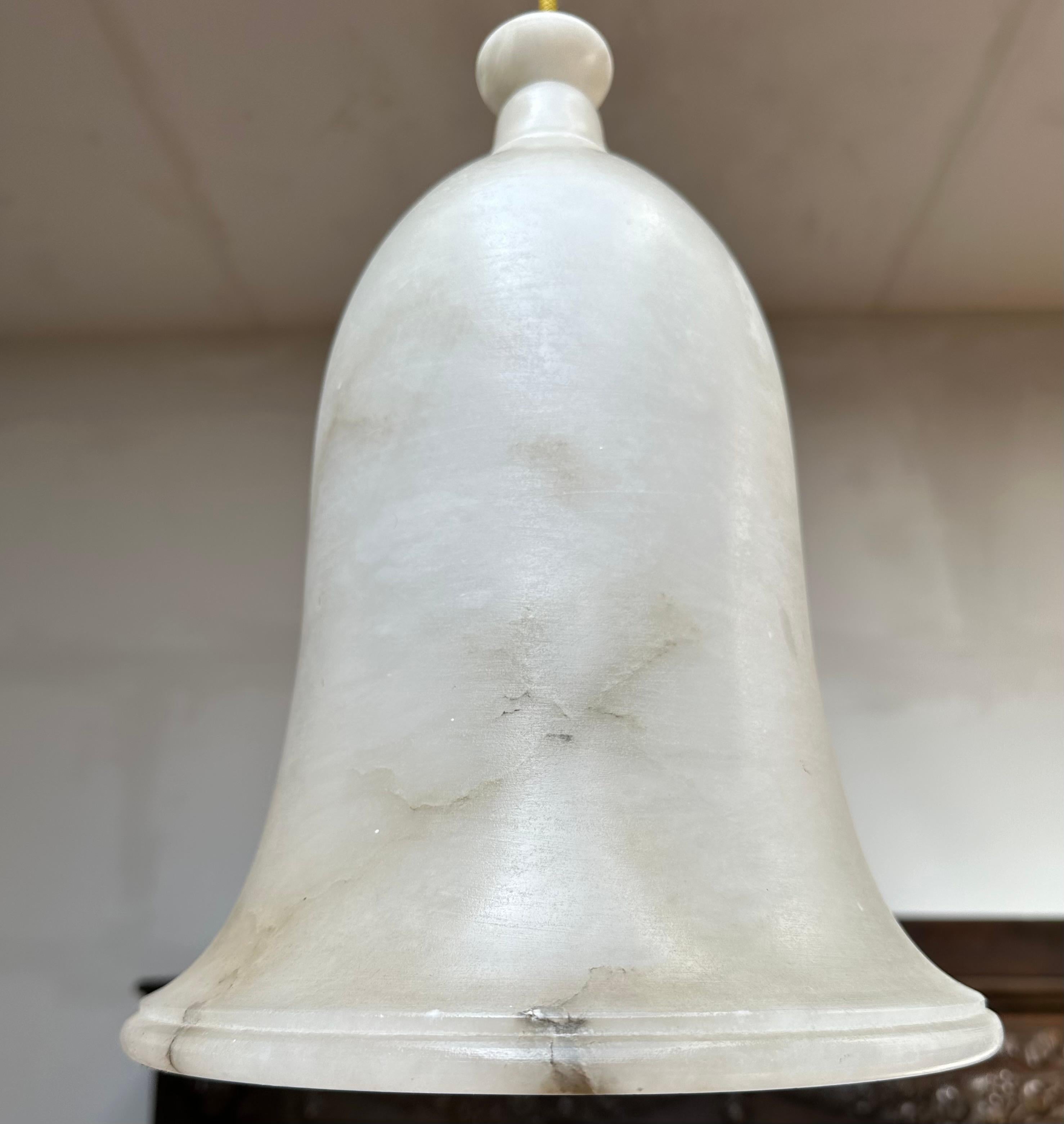 Fil de fer Ensemble unique de 3 grandes lampes à suspension en albâtre blanc de style Art déco du milieu du siècle dernier en vente