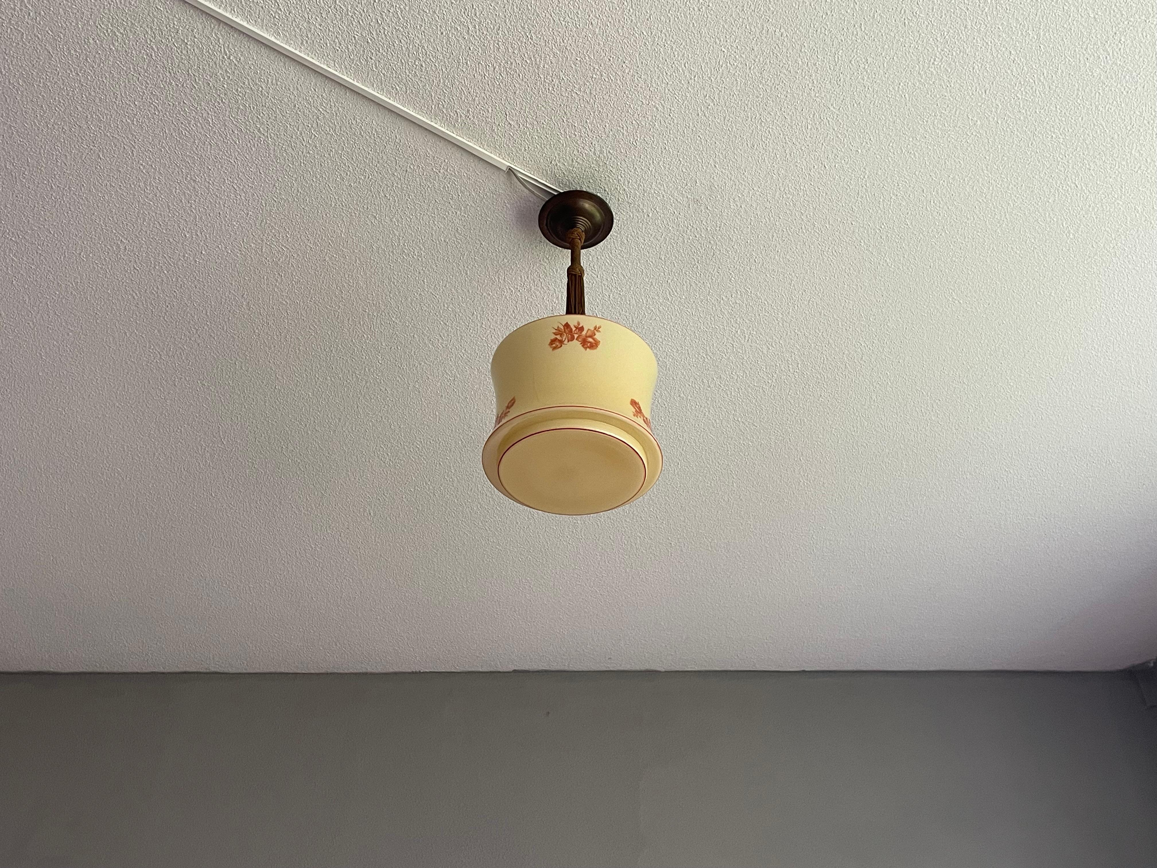 Ensemble unique de 3 lampes suspendues en verre et laiton de style Art Déco. Roses rouges 1