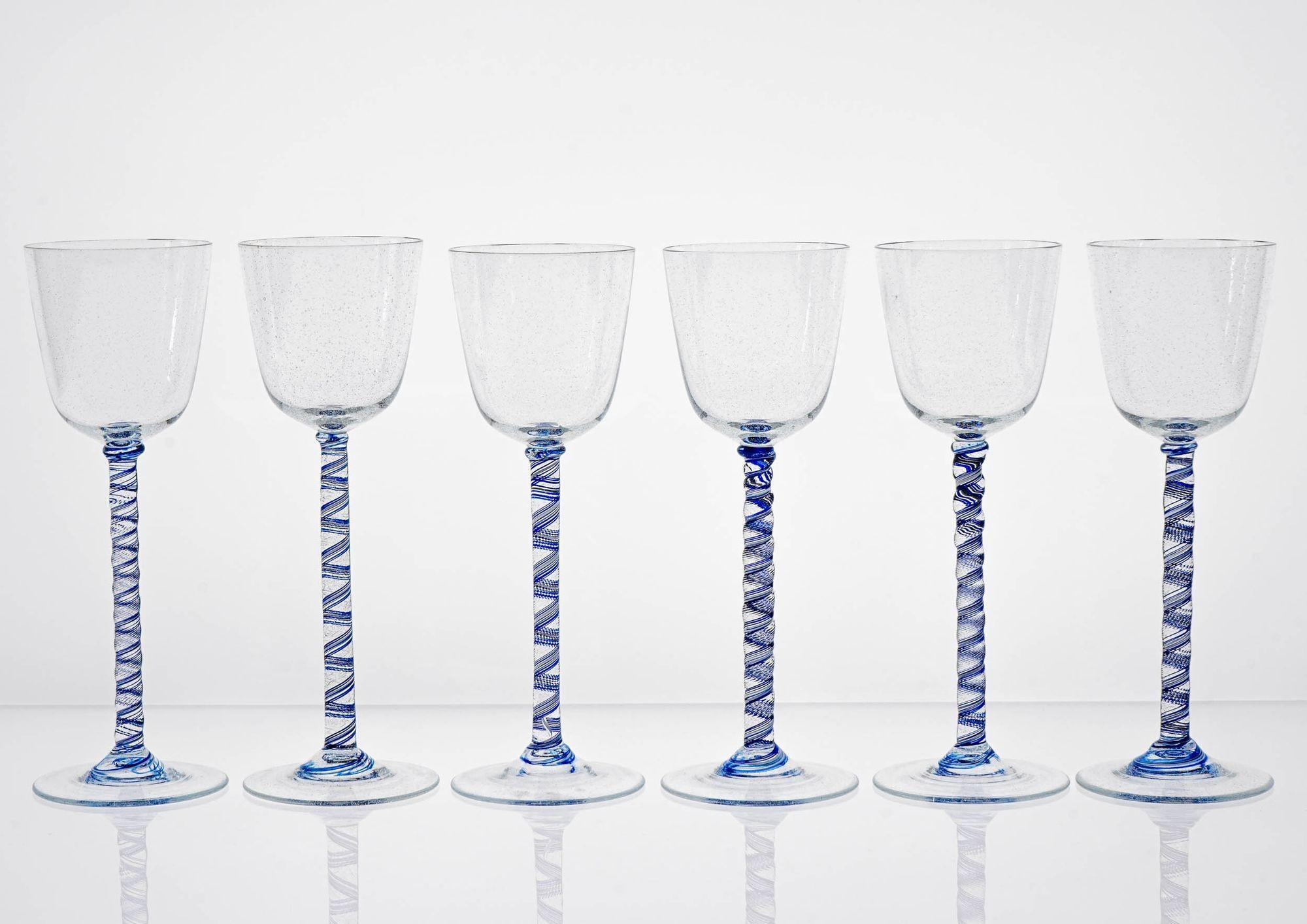 Own a rare and exceptional set of Cenedese stem glass
This unrepeatable set of stemware reproduces the Georgian 18th Century classic twisted stem glass. The twisted stem is in Cobalt bead. In order re-create the antique soda glass appeareance, the