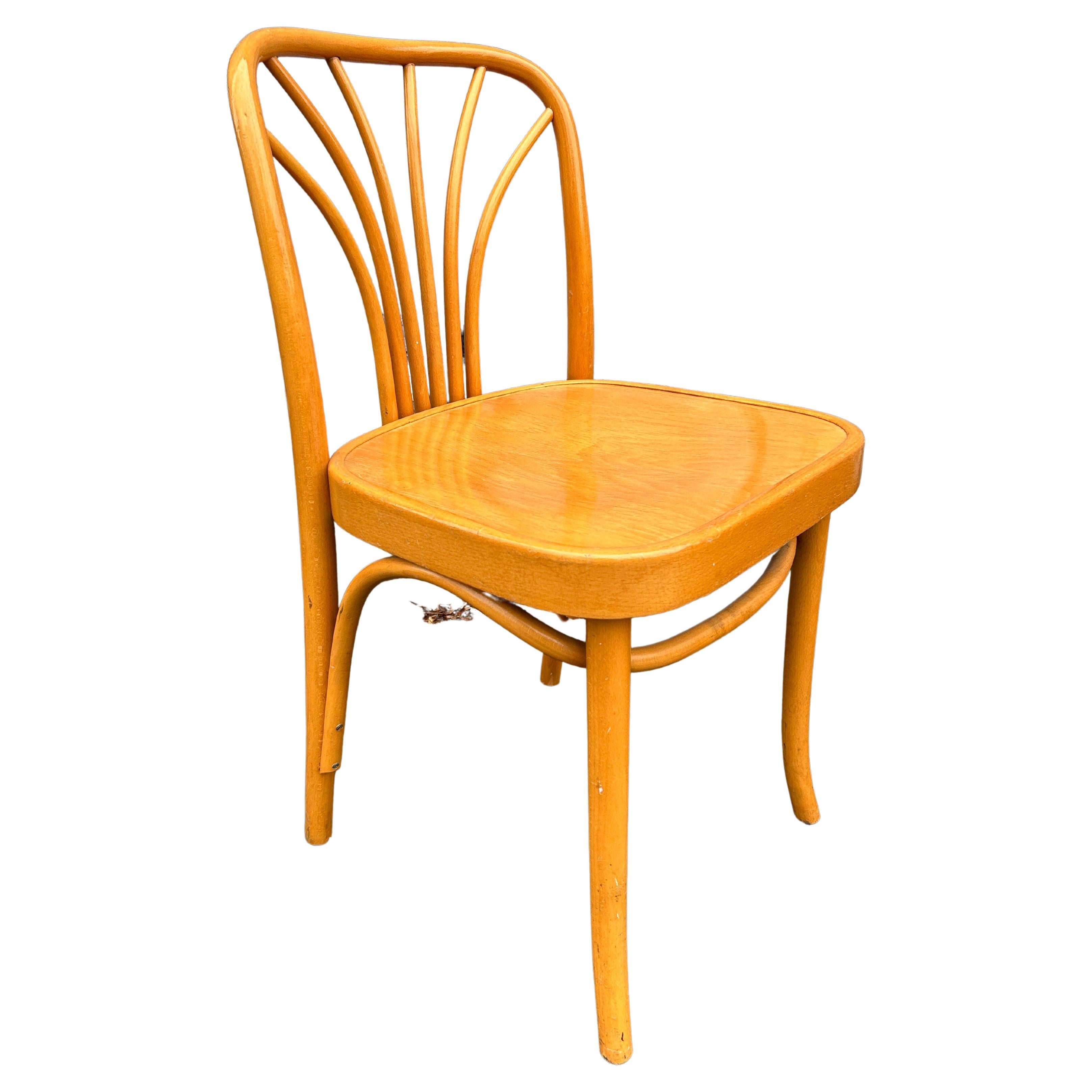 Mid century vintage Thonet Josef Hoffmann Stil Bentwood Blonde Holz Stühle mit gebogenen Rücken  - Set von 6 passenden in Originalzustand mit erstaunlichen Zustand. Sitz aus Holz mit vertikaler Rückenlehne aus Bugholz. Sieht aus wie von Thonet