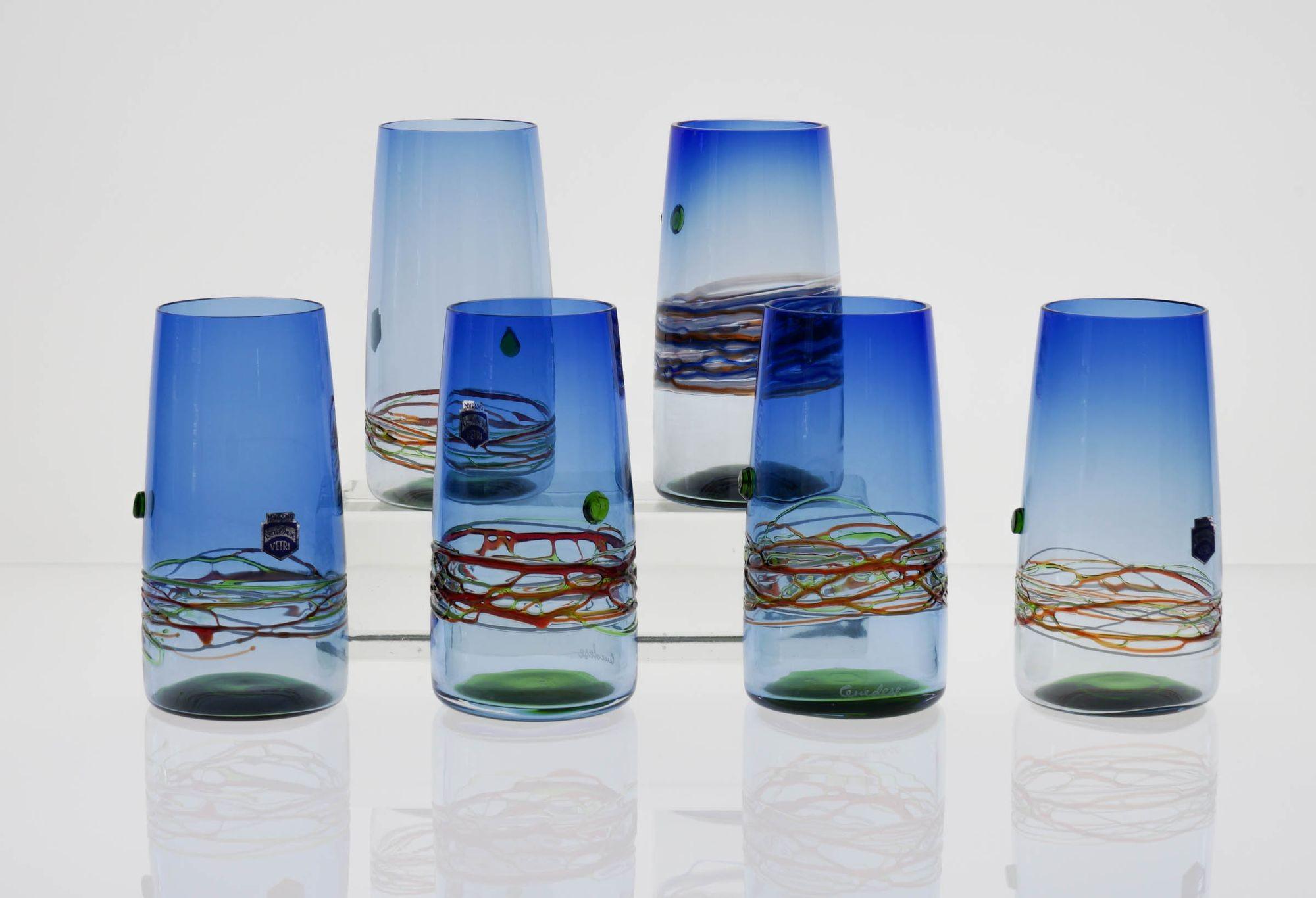 Satz von 6 Longdrinkbechern aus Glas von Cenedese, hergestellt in Murano.
Diese großartige Sammlung von verblichenem Kobaltblau umfasst eine unglaubliche Anzahl von Techniken. Sfumato-Technik, Streifen, ein unterer Incalmo und ein Punkt. Jedes Stück