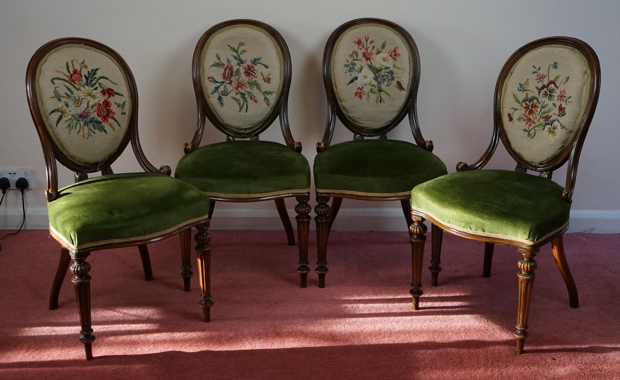Unique Set of Four Walnut Framed Dining Chairs by Gillows of Lancaster In Good Condition For Sale In Crawley, GB