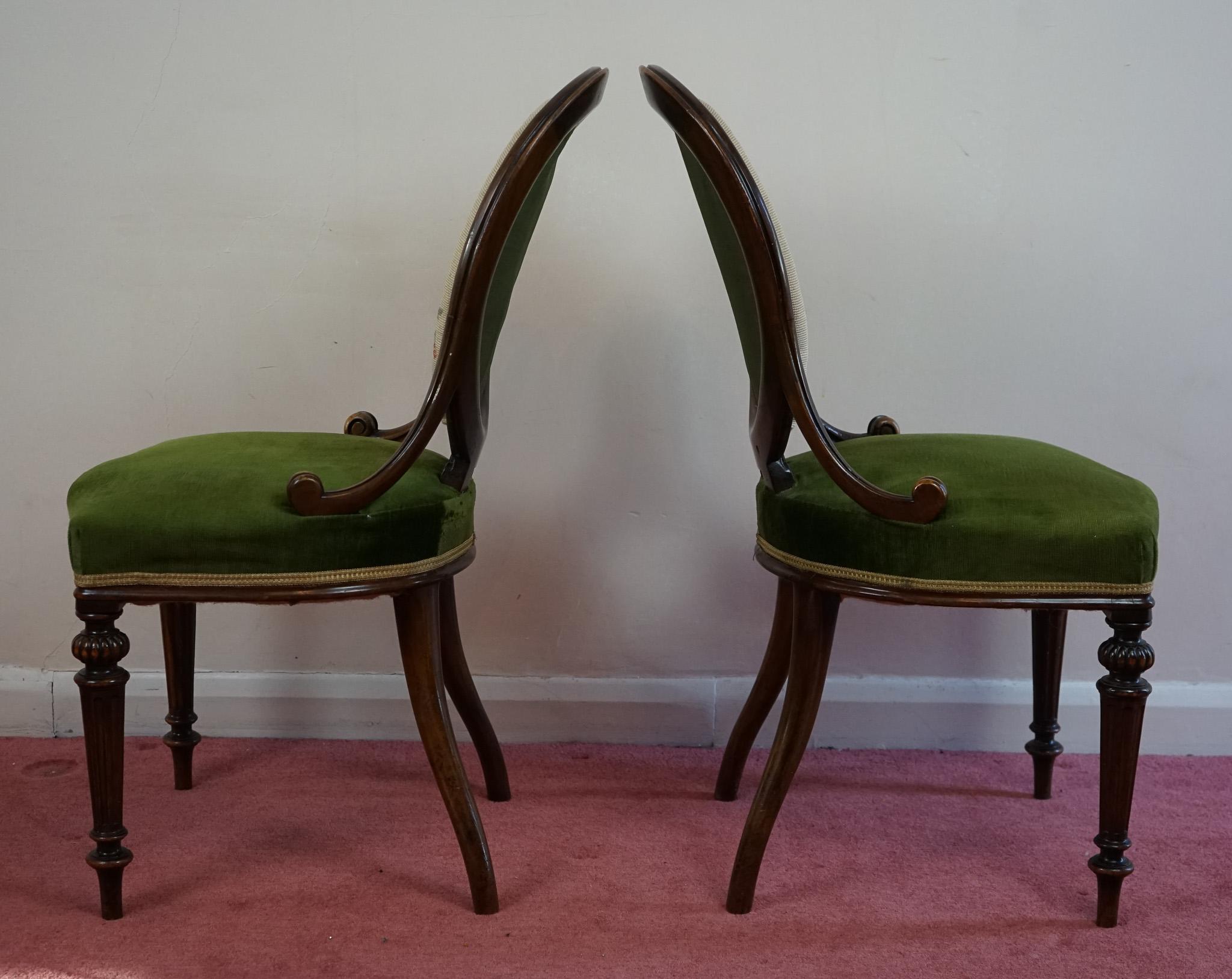 Milieu du XIXe siècle Ensemble unique de quatre chaises de salle à manger encadrées en noyer par Gillows Of Lancaster en vente