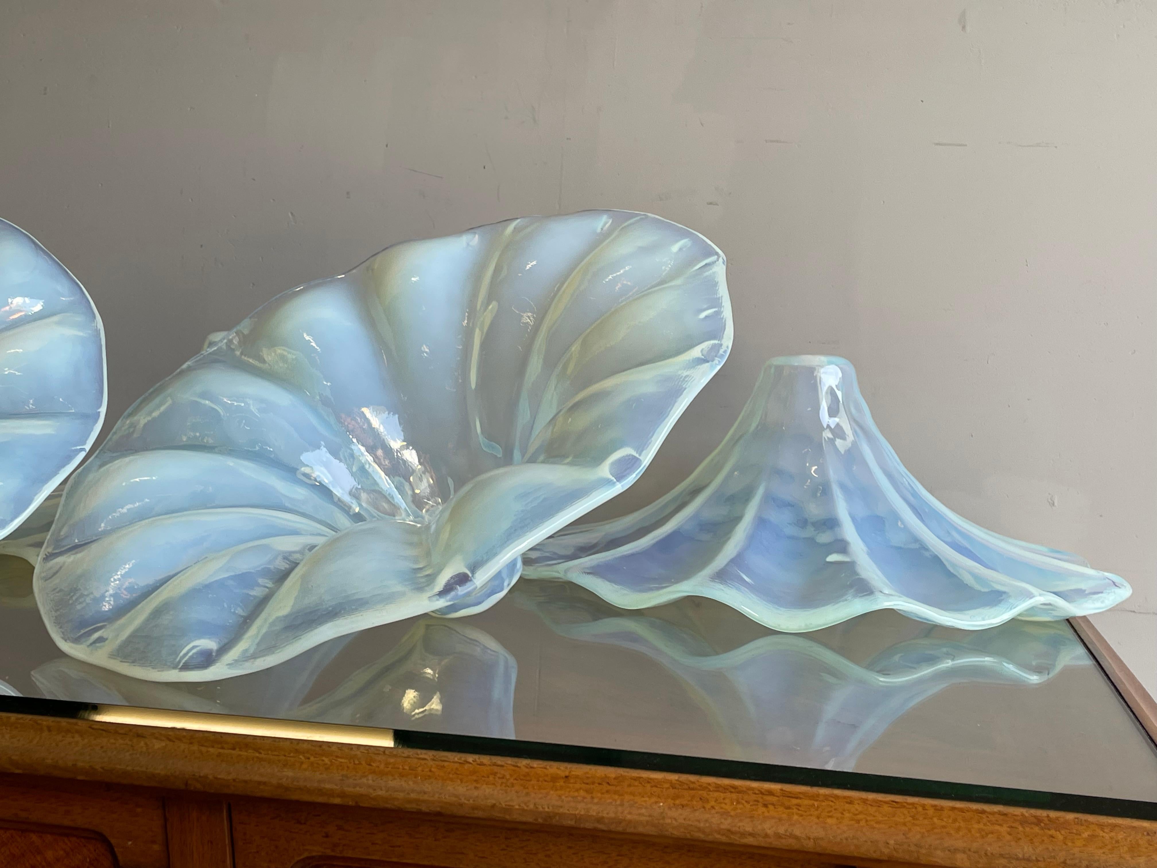 Ensemble unique d'abat-jours à suspension en verre bleu irisé style Lalique du milieu du siècle dernier en vente 4