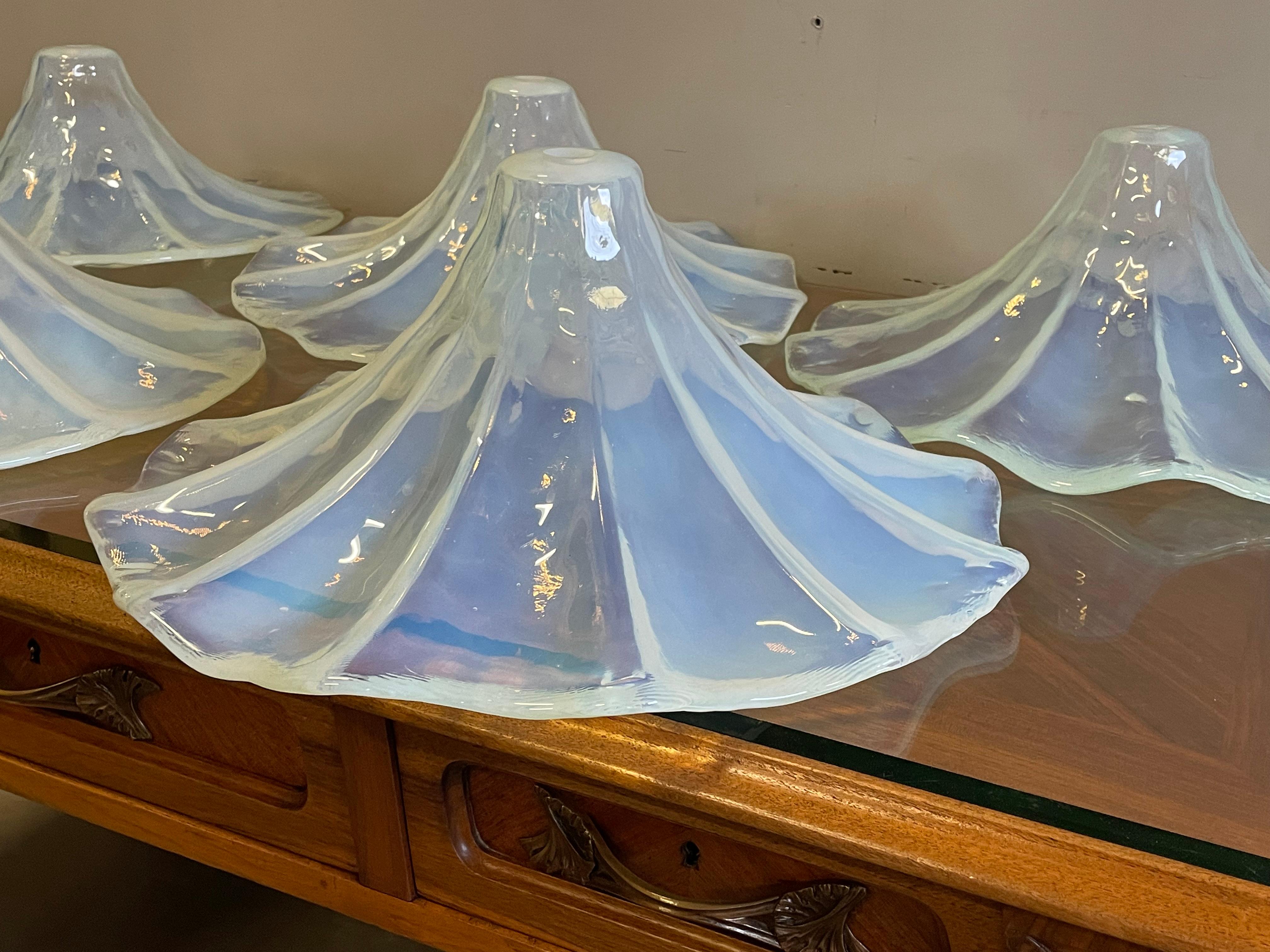 Ensemble unique d'abat-jours à suspension en verre bleu irisé style Lalique du milieu du siècle dernier en vente 5