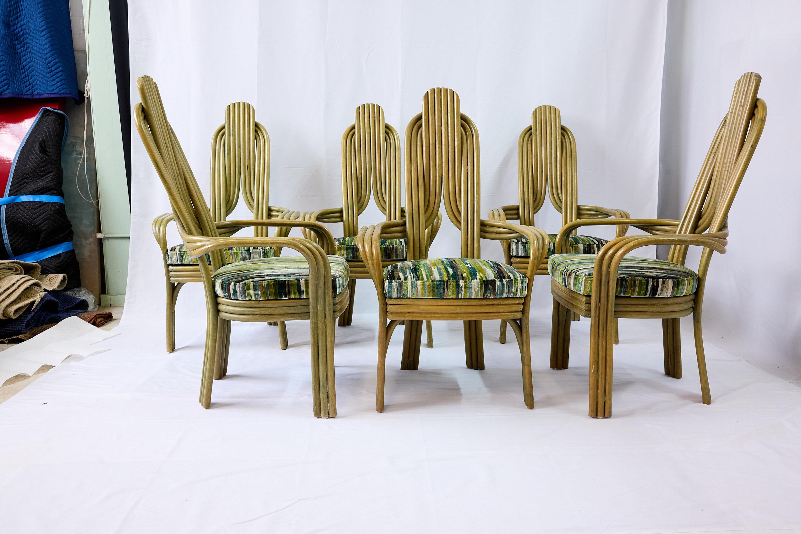Axel Enthoven, l'un des plus grands designers belges, a créé cet ensemble de six fauteuils de salle à manger post-modernes de la manufacture Rohe Noorwolde, d'une grande beauté. La forme unique est créée à partir de trois pièces cylindriques de