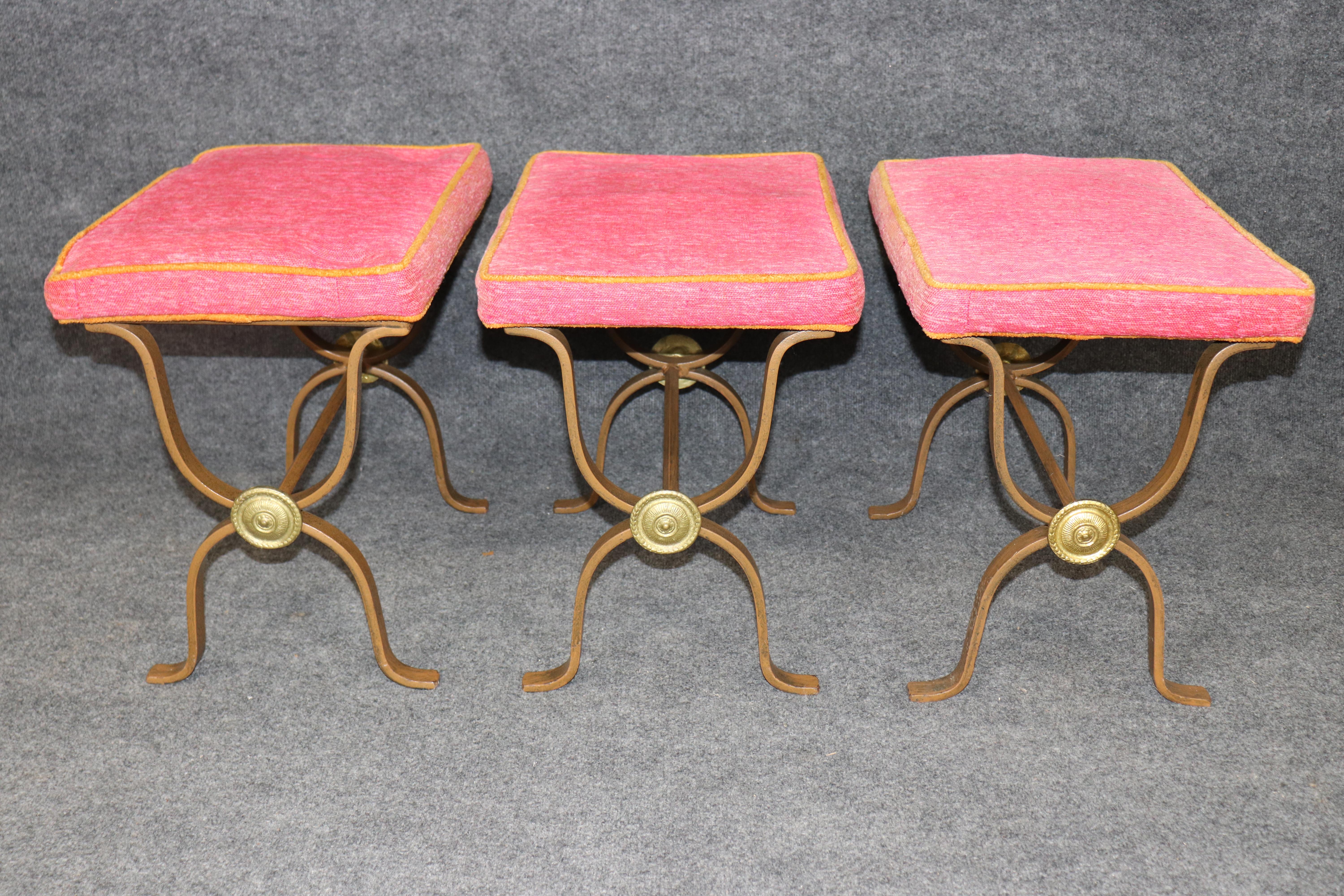 Ensemble de trois bancs à la manière d'André Arbus - Néoclassique français du milieu du siècle, cadres en métal doré, ornements de rosettes, années 1940-1950

Voici un ensemble élégant et raffiné de trois bancs français du milieu du siècle, exécutés