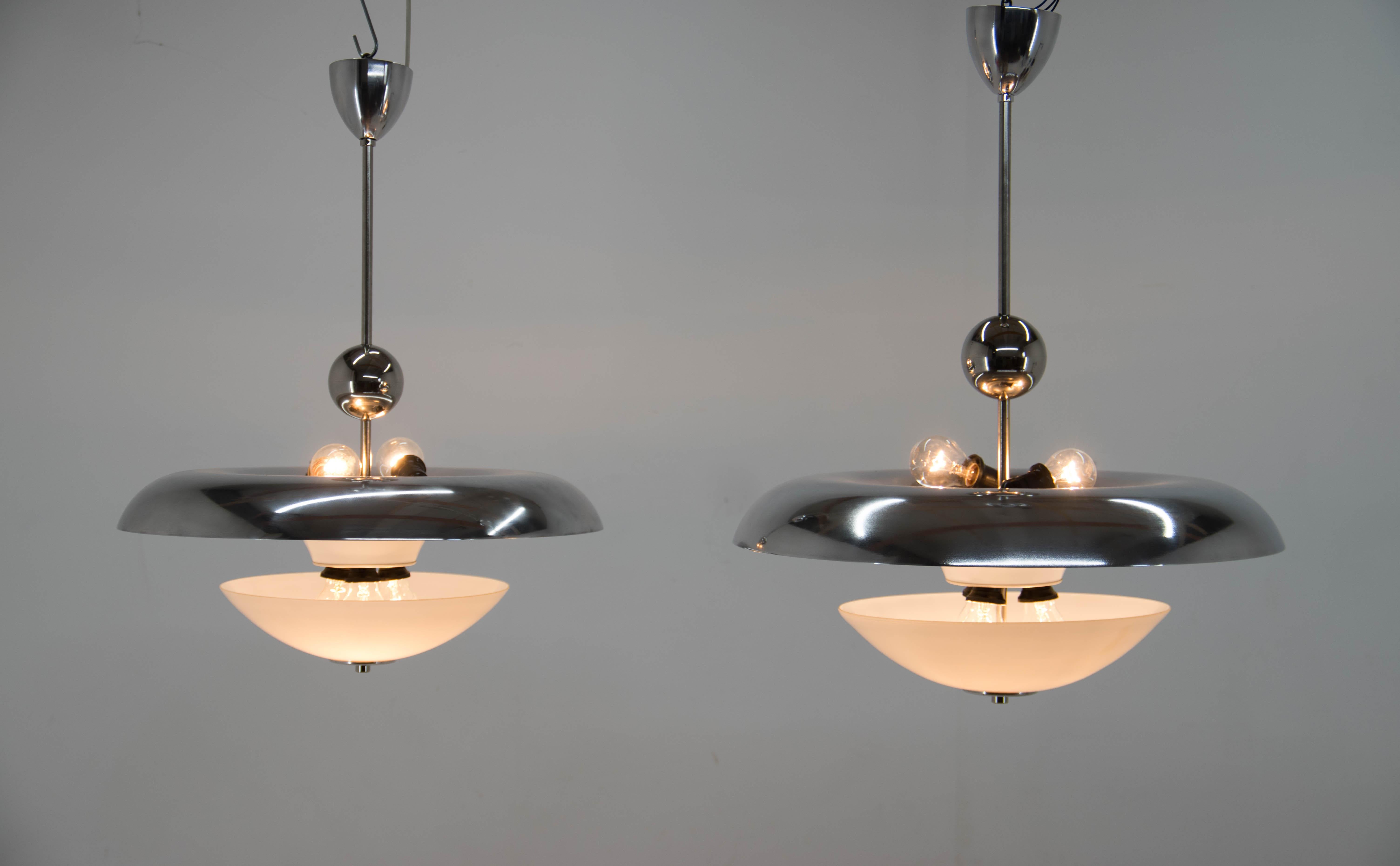 Set unico di due lampadari Bauhaus, anni '30, restaurati in vendita 5