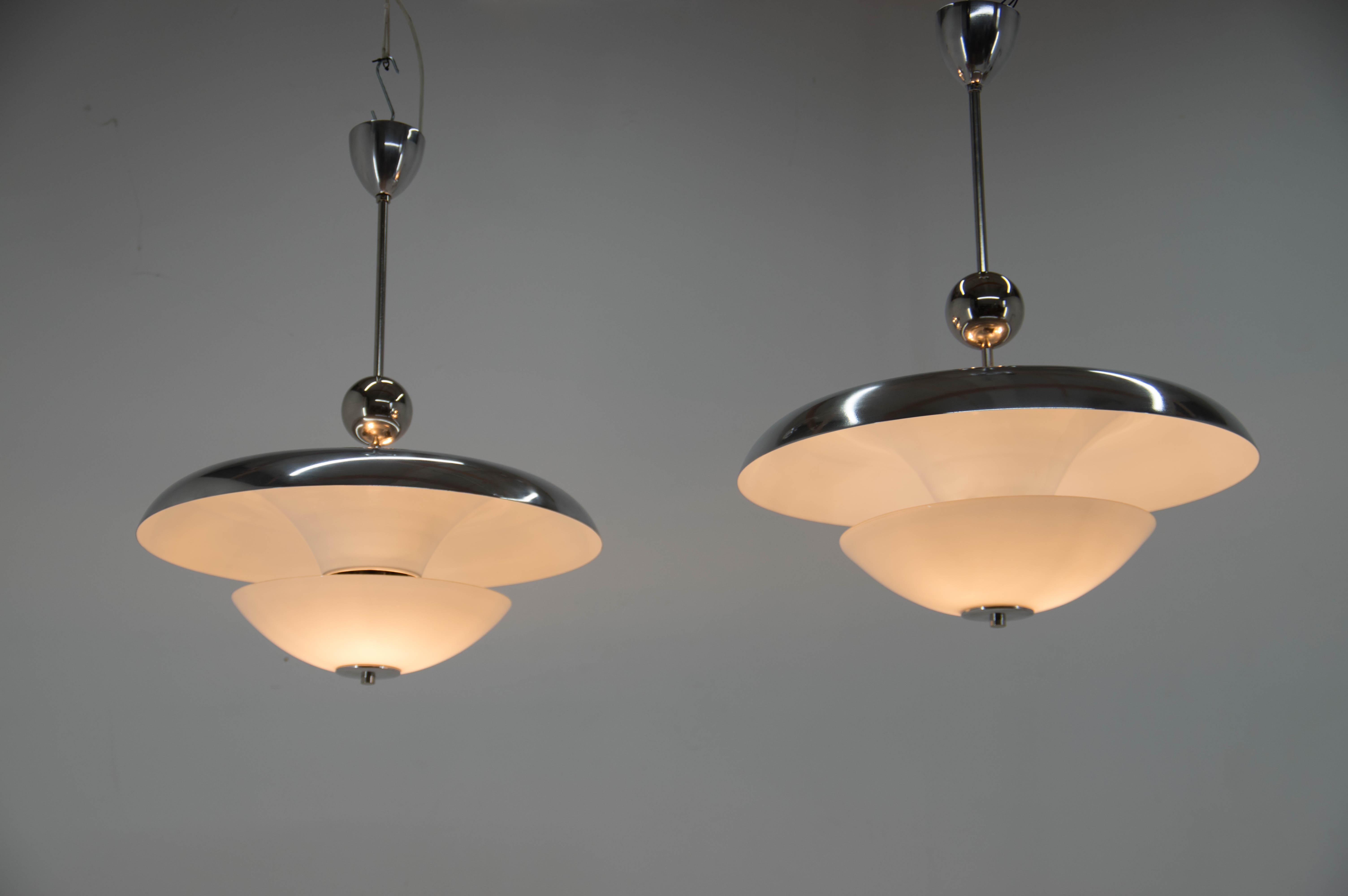 Set unico di due lampadari Bauhaus, anni '30, restaurati in vendita 6