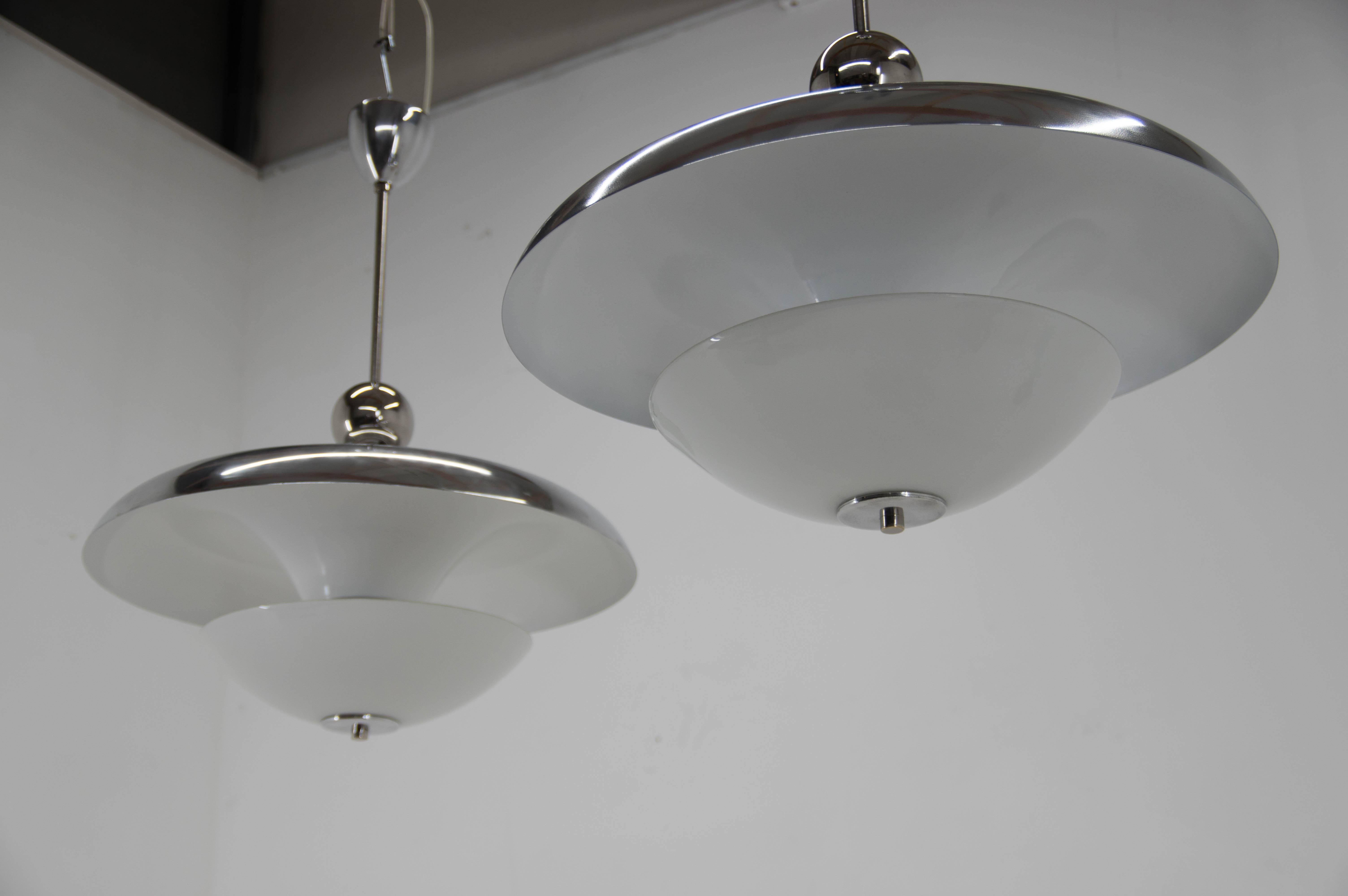 Set unico di due lampadari Bauhaus, anni '30, restaurati in vendita 7