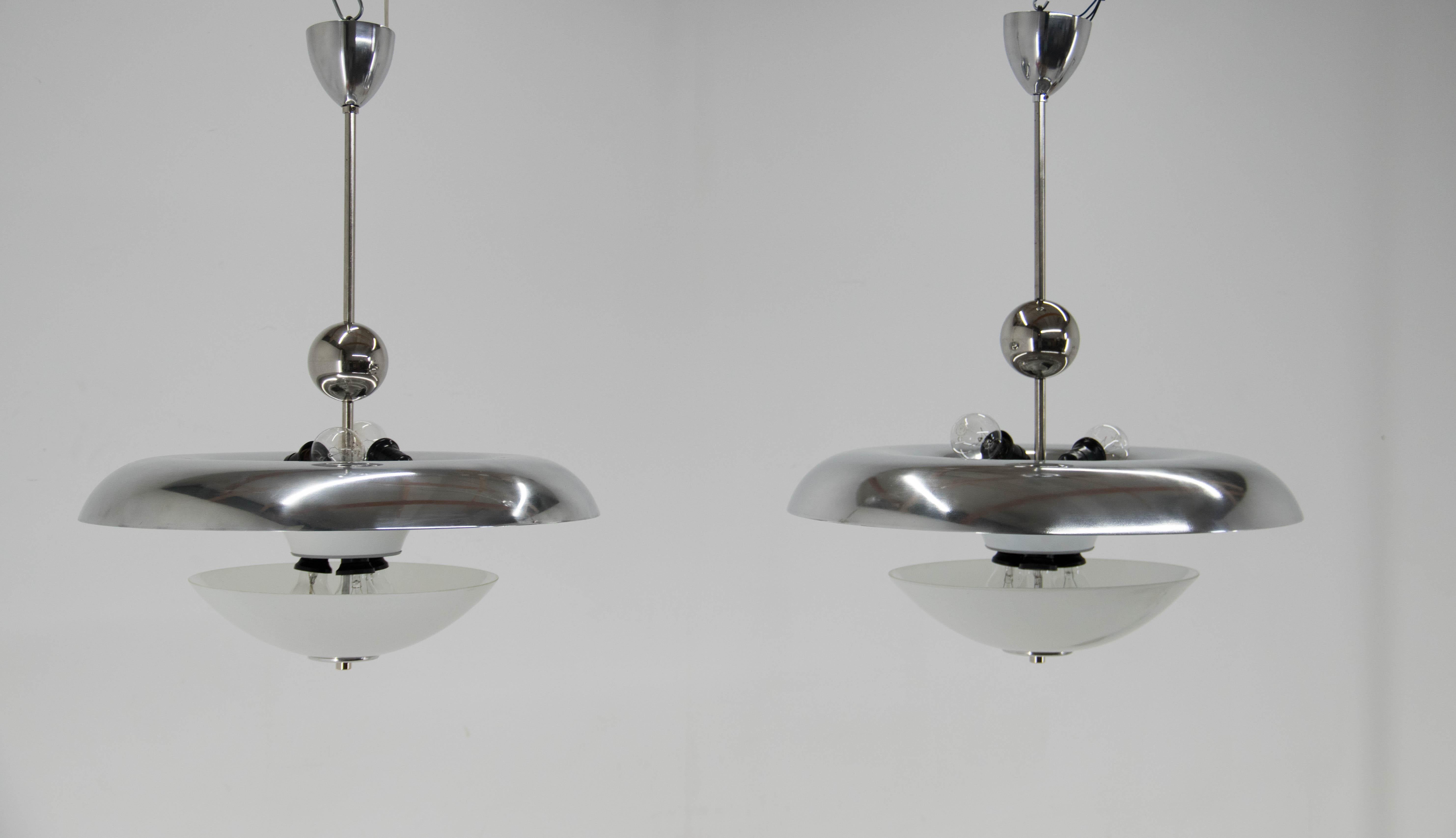 Set unico di due lampadari Bauhaus, anni '30, restaurati in vendita 8