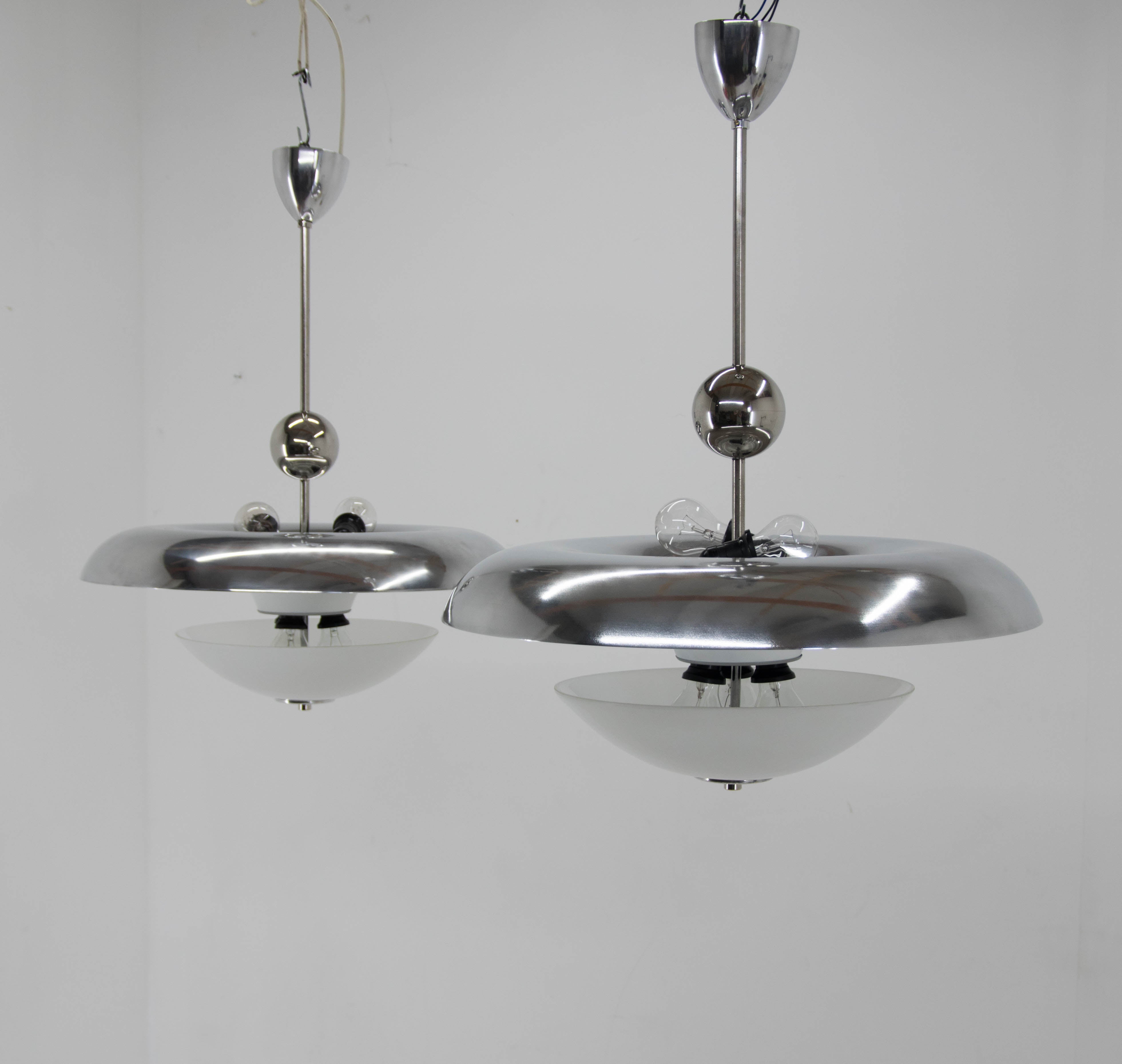 Raro set di due lampadari Bauhaus progettati e prodotti da Franta Anyz.
Restaurata professionalmente: lucidata, nuova vernice bianca, ricablata: due circuiti separati - 3+2 lampadine E25-E27
Vetro opalino marcato da CMS Triplex.
Compatibile con il