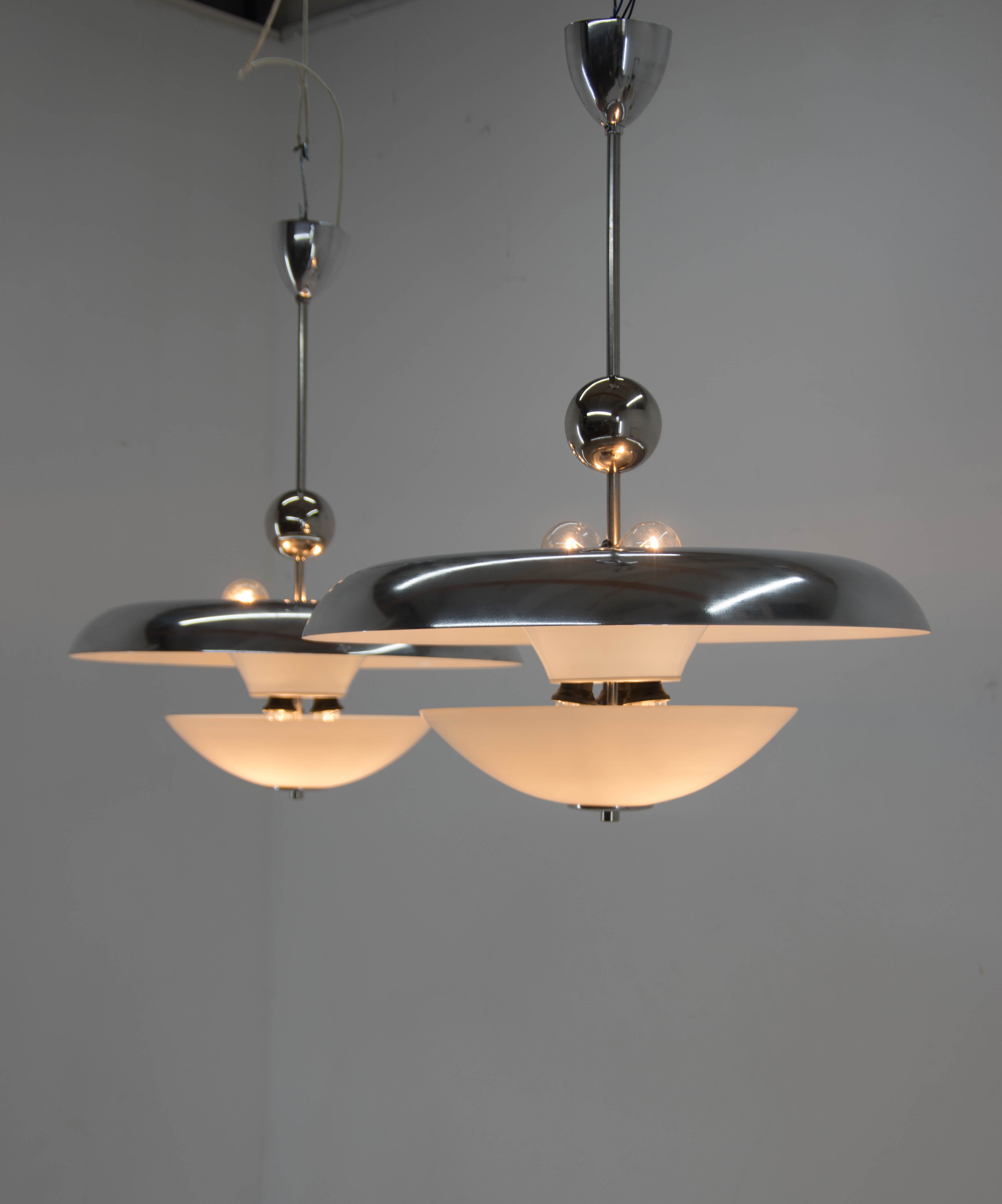 Ceco Set unico di due lampadari Bauhaus, anni '30, restaurati in vendita
