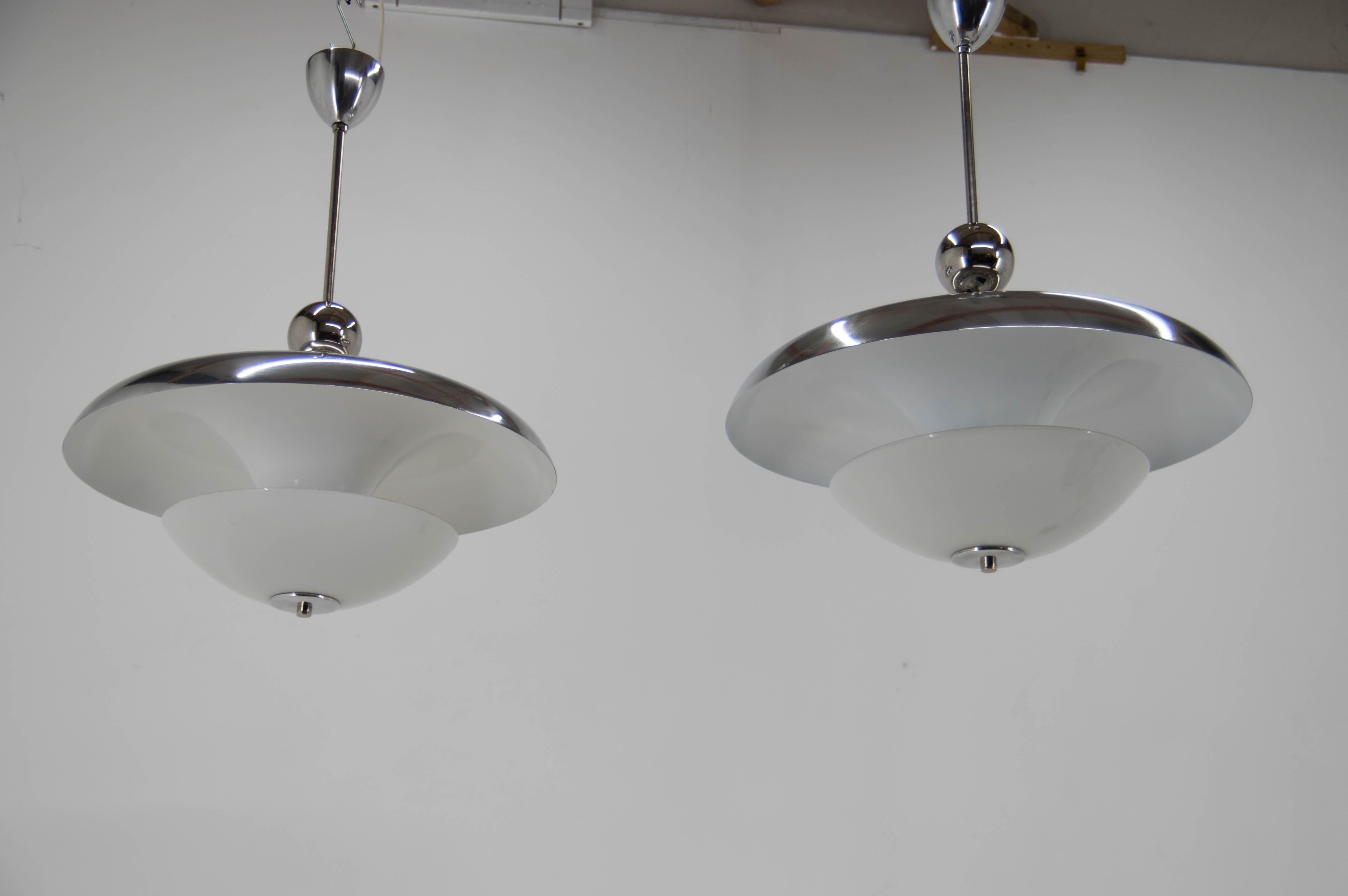 Metà XX secolo Set unico di due lampadari Bauhaus, anni '30, restaurati in vendita