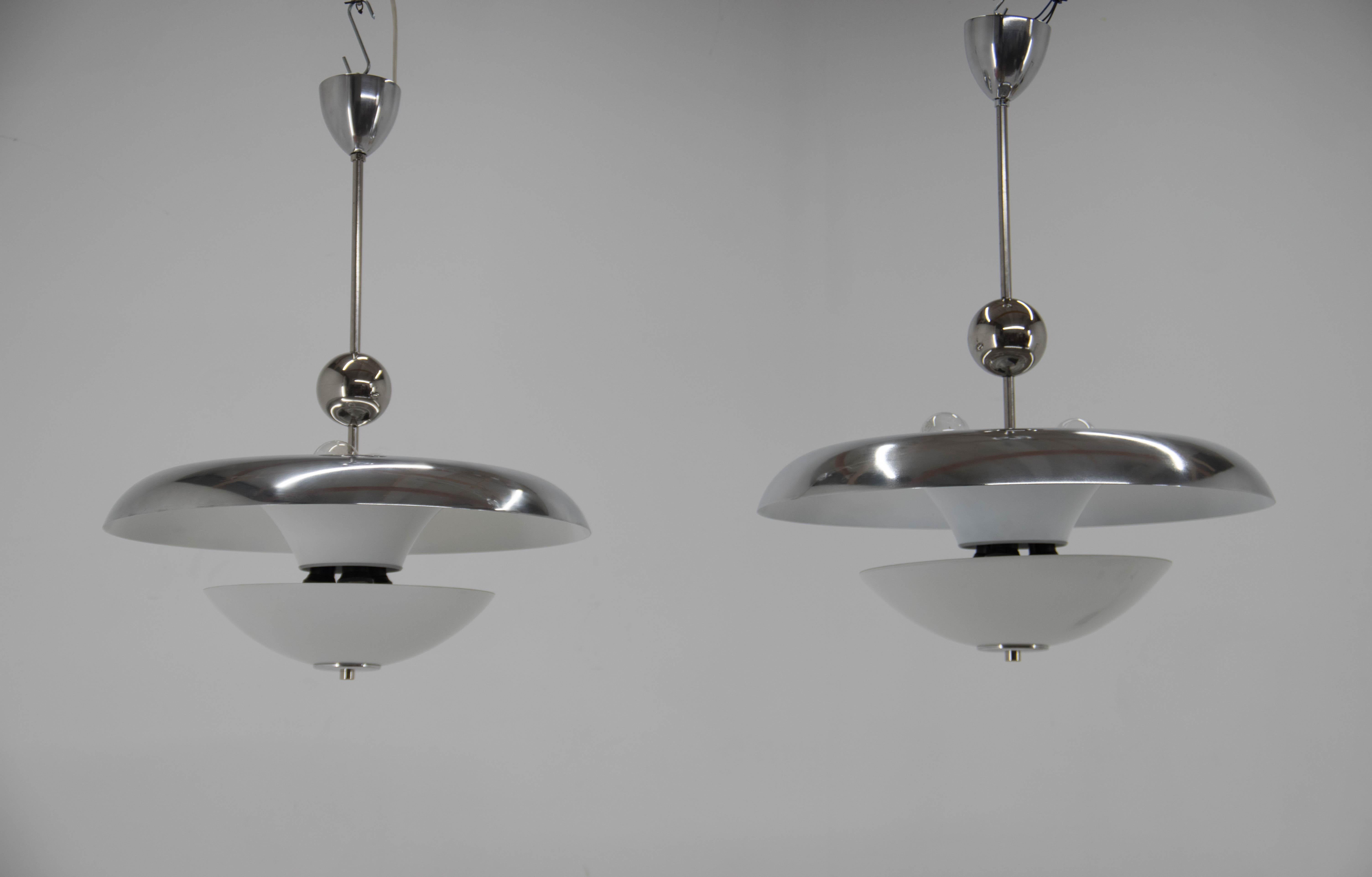 Vetro opalino Set unico di due lampadari Bauhaus, anni '30, restaurati in vendita