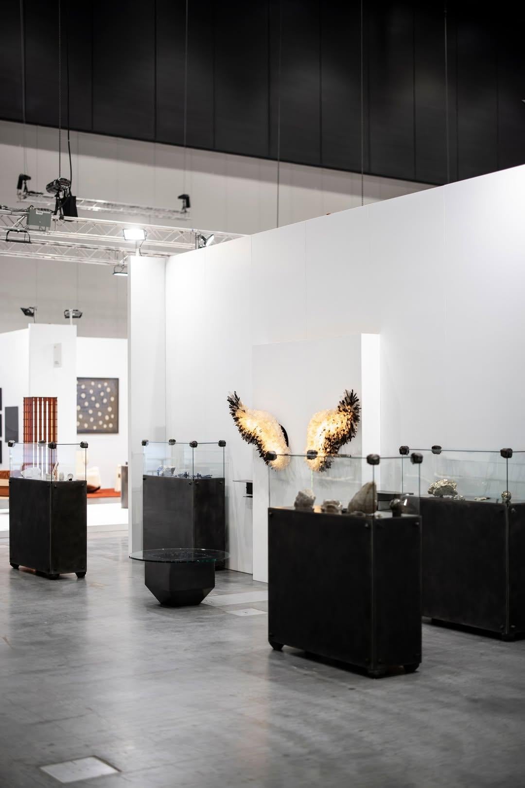 Ensemble unique d'appliques murales à ailes en cristal et laiton de Christopher Boots en vente 6
