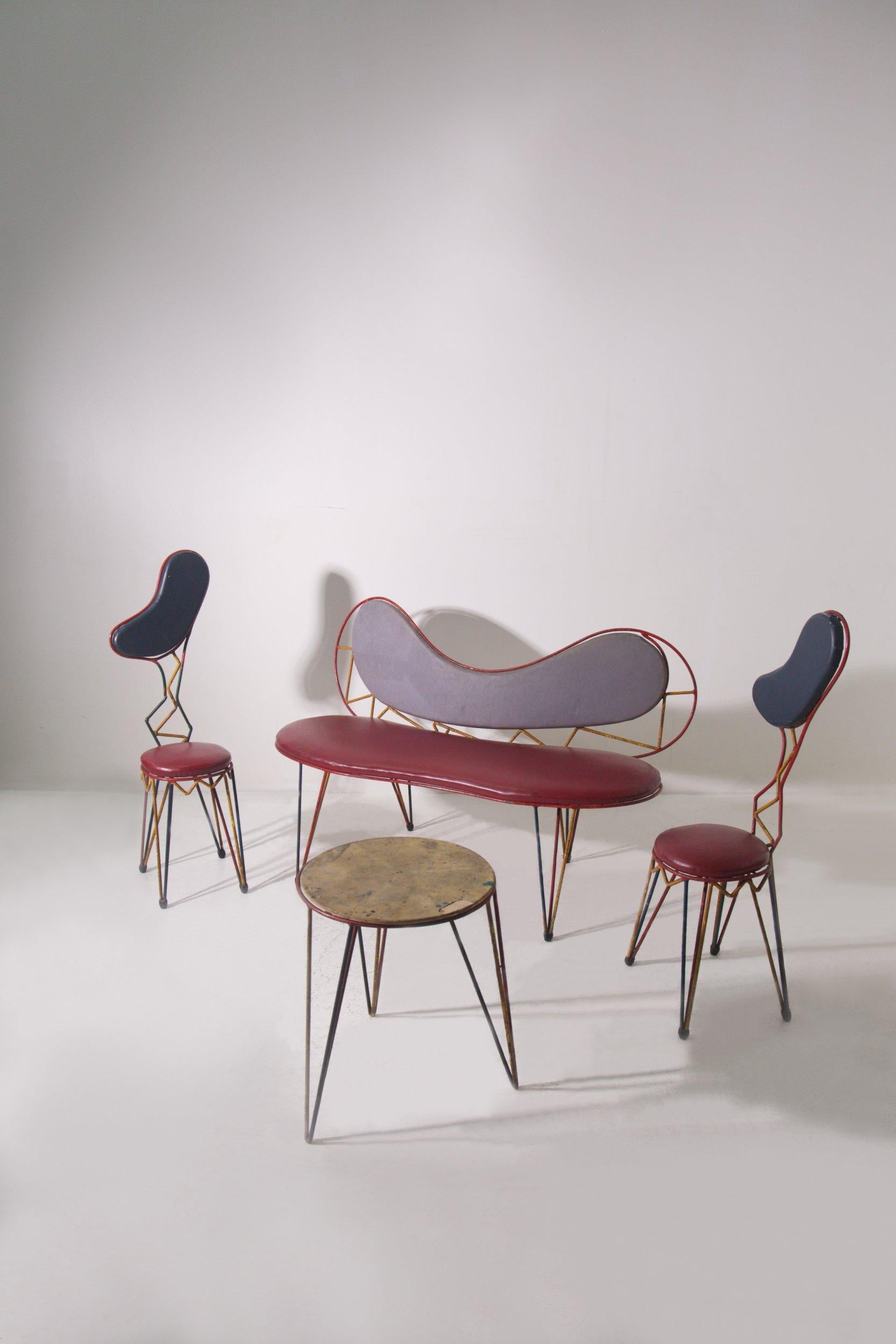 Un set da salotto di straordinario carattere, composto da due poltrone, un tavolino e una poltrona - un insieme che incarna una visione estetica radicale, definita da geometrie vibranti, linee accelerate e una presenza quasi scultorea di ISA